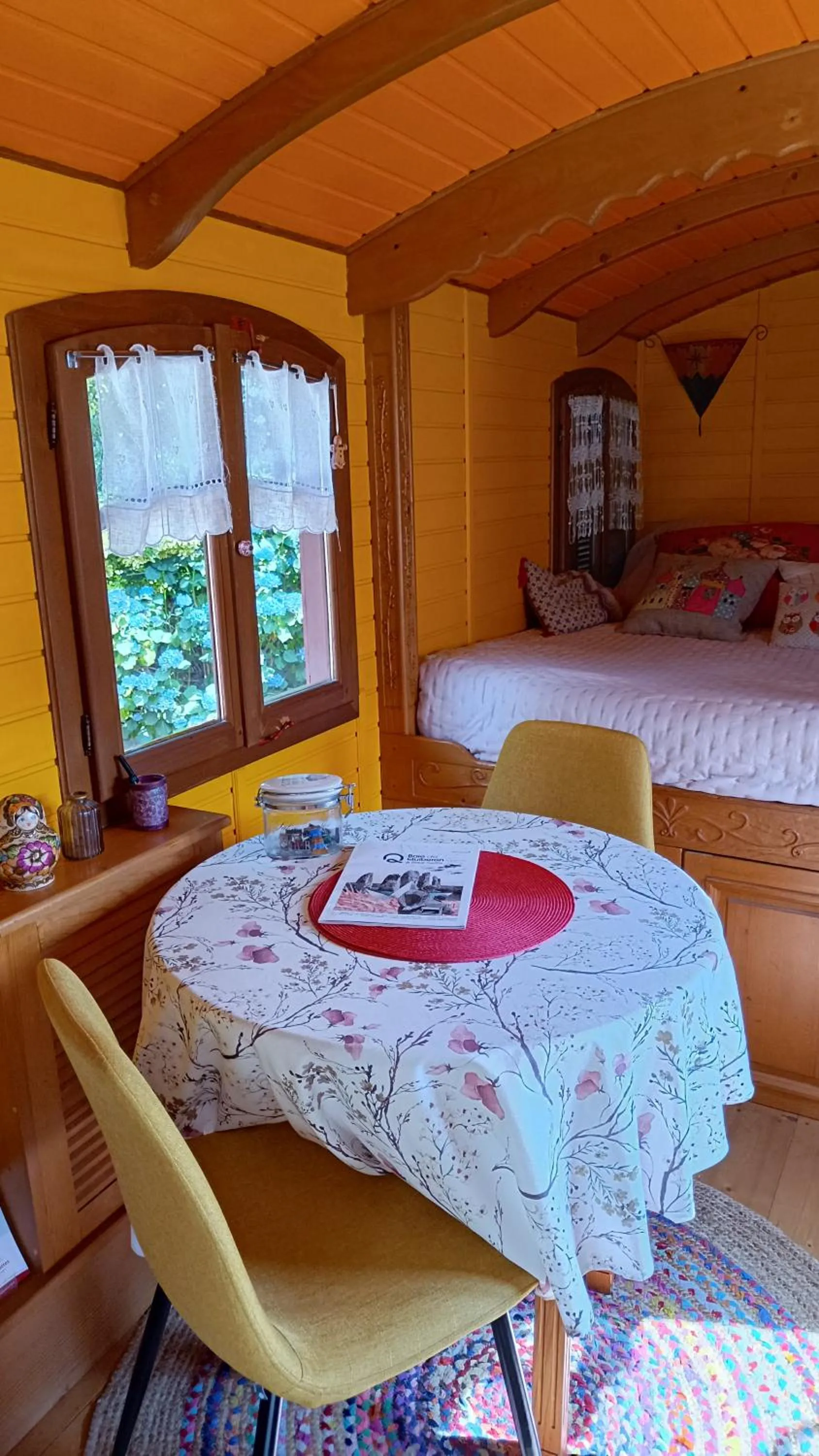 Photo of the whole room, Bed in La Clé des Roulottes