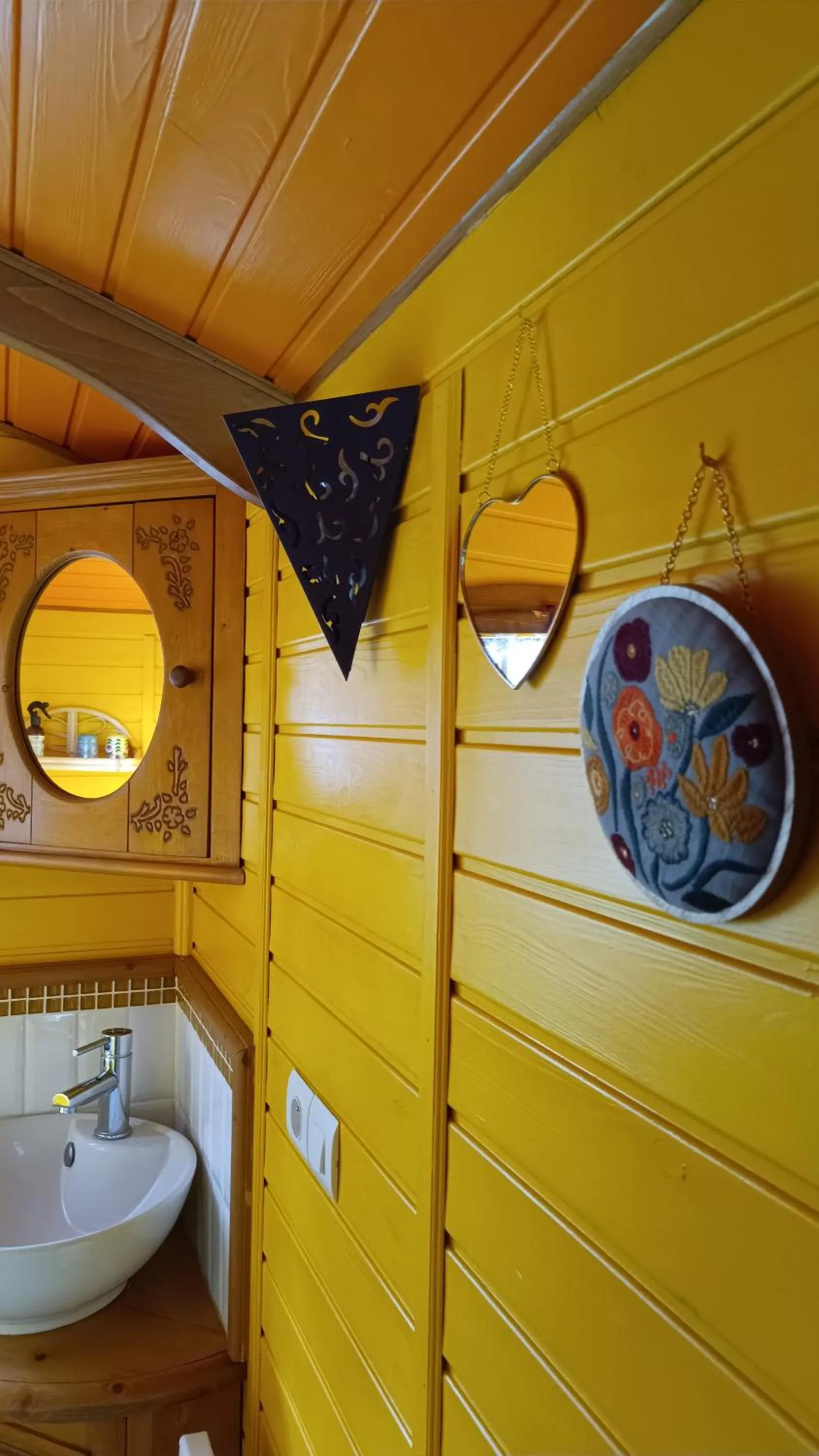 Bathroom in La Clé des Roulottes