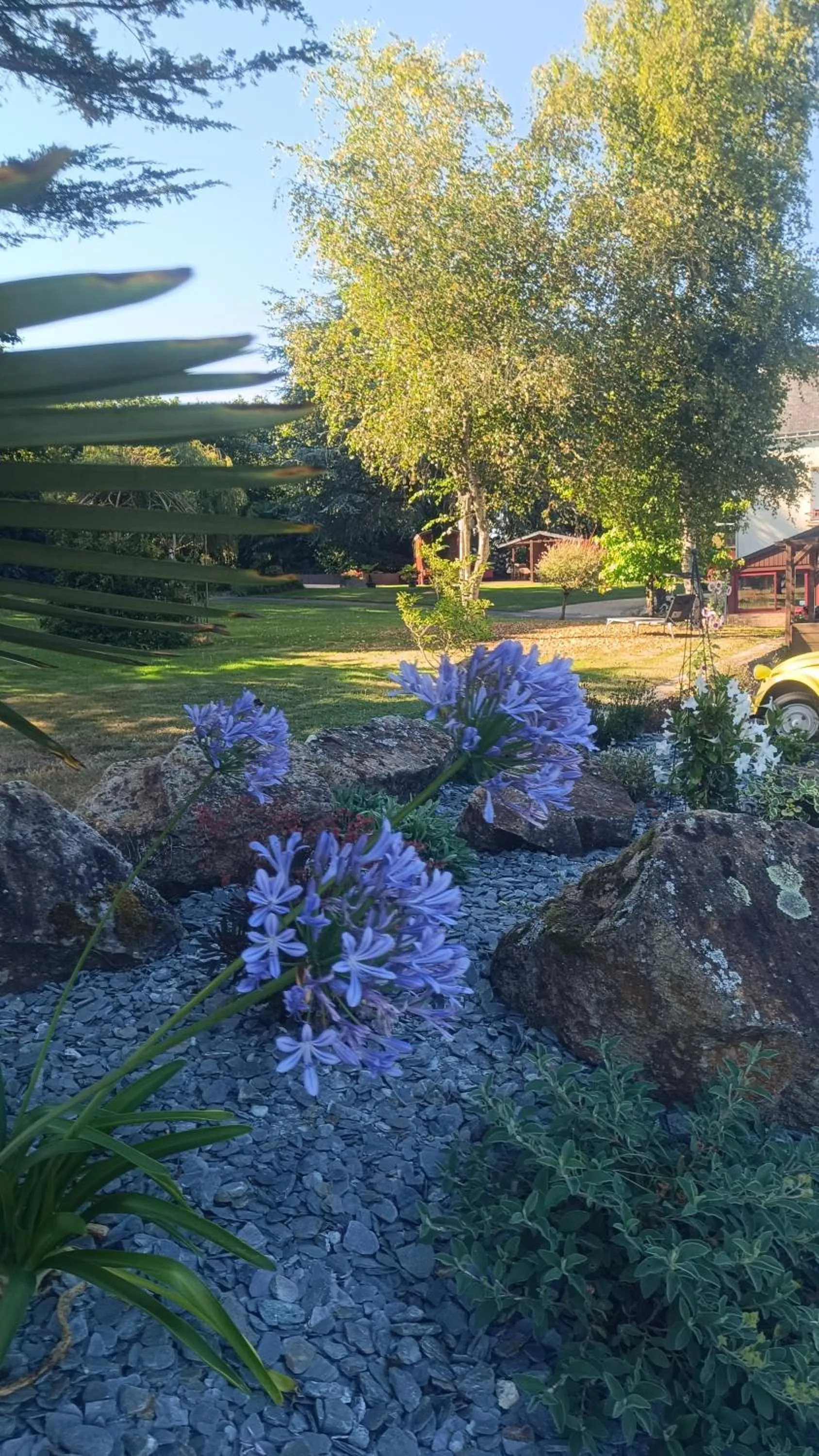 Garden view in La Clé des Roulottes