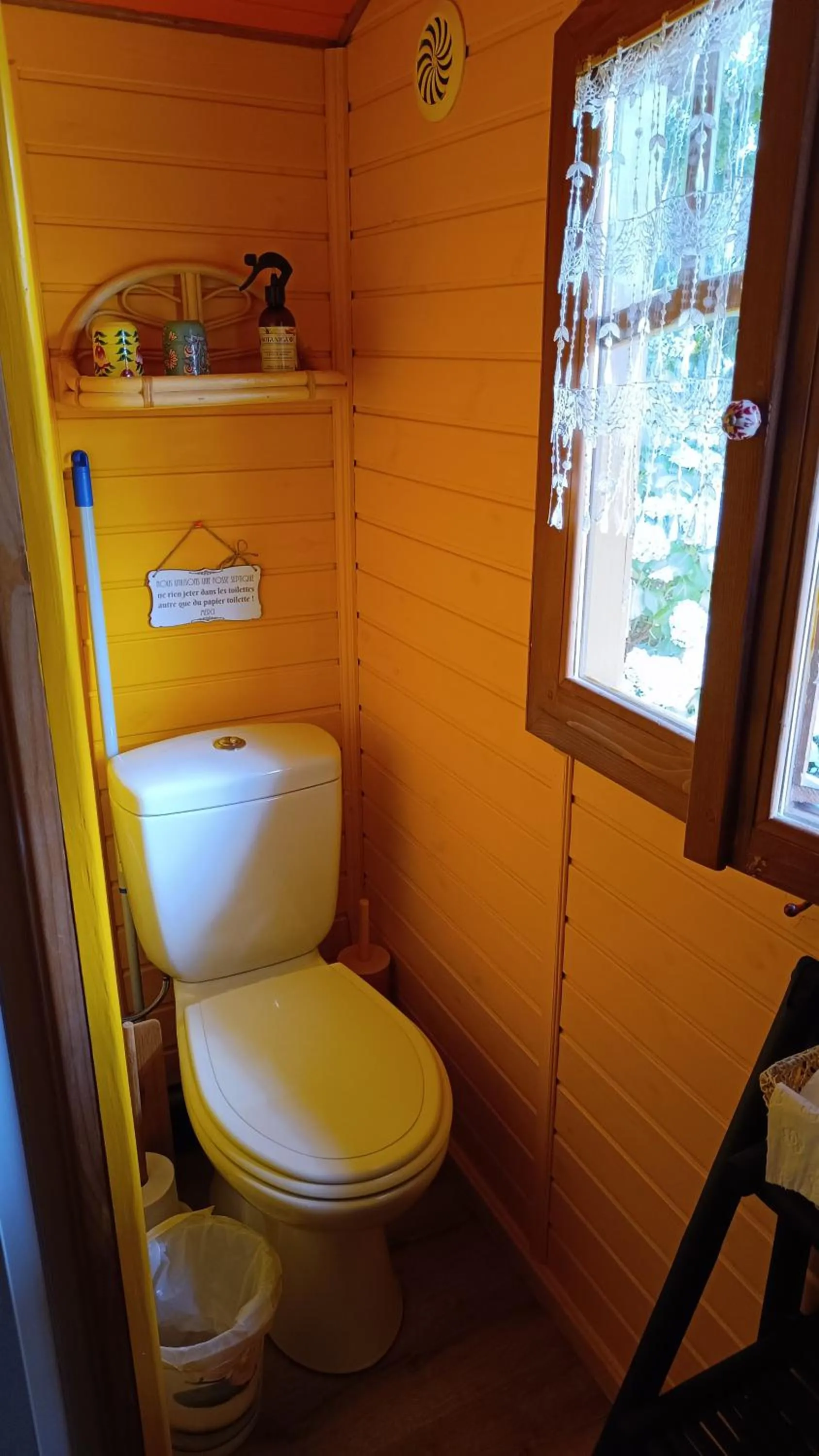 Toilet in La Clé des Roulottes