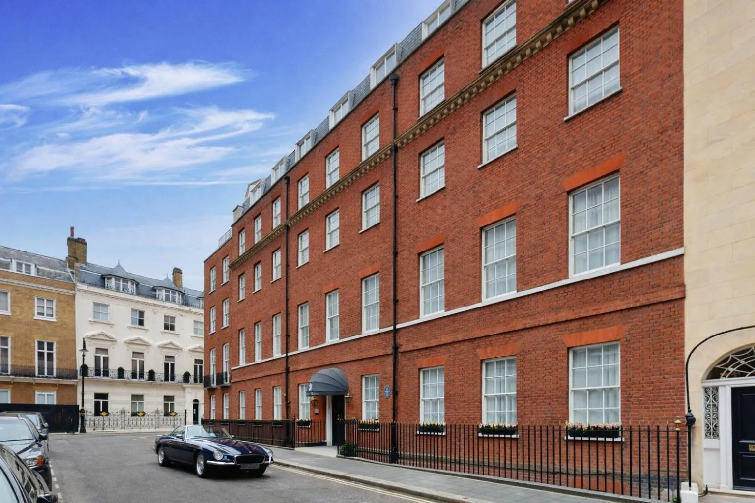 Property building in Park Lane Apartments/Shaw House