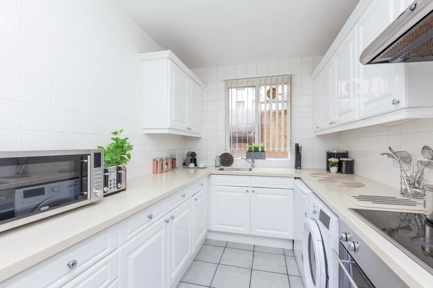 Kitchen or kitchenette in Park Lane Apartments/Shaw House