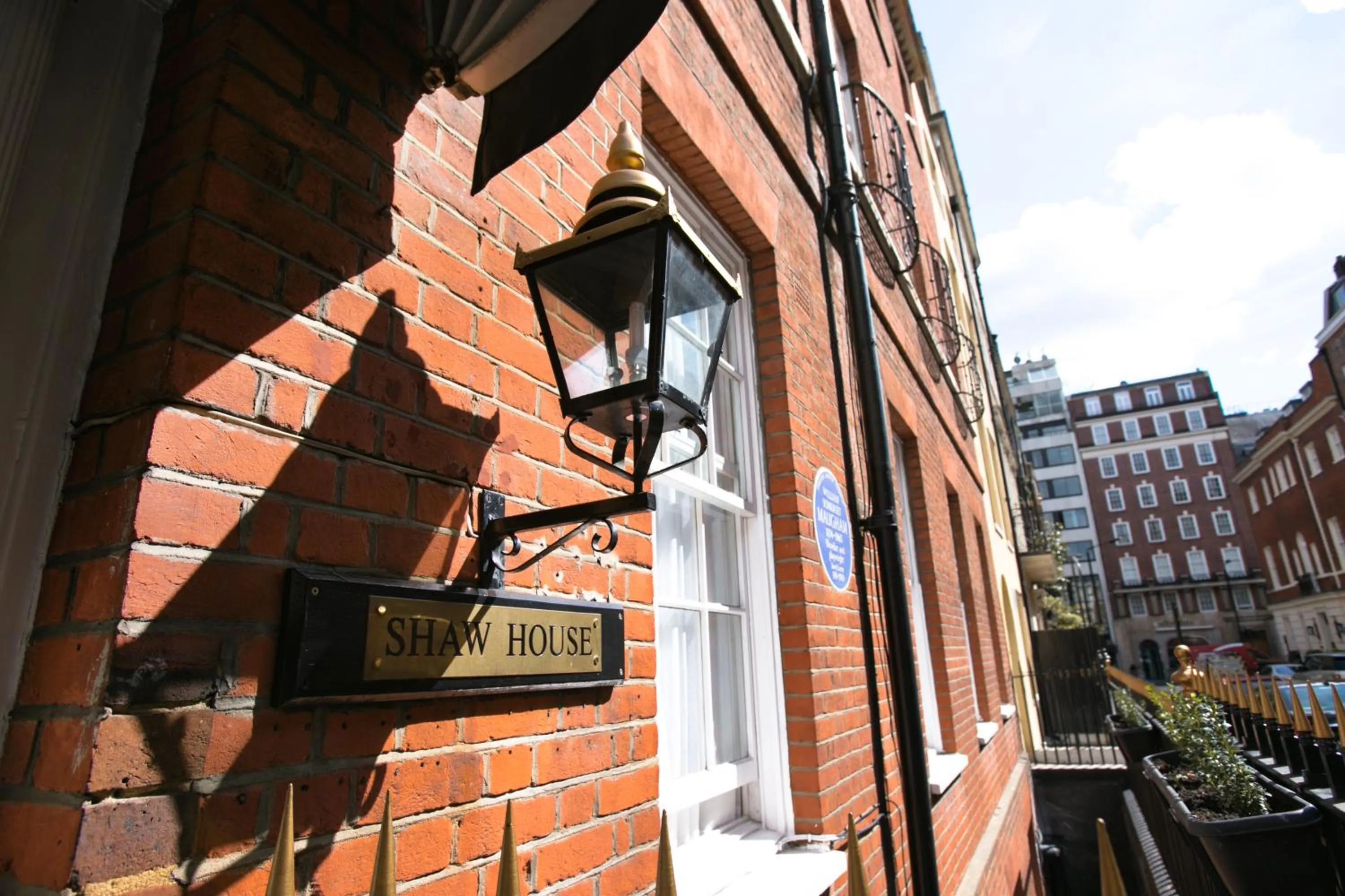 Property building in Park Lane Apartments/Shaw House