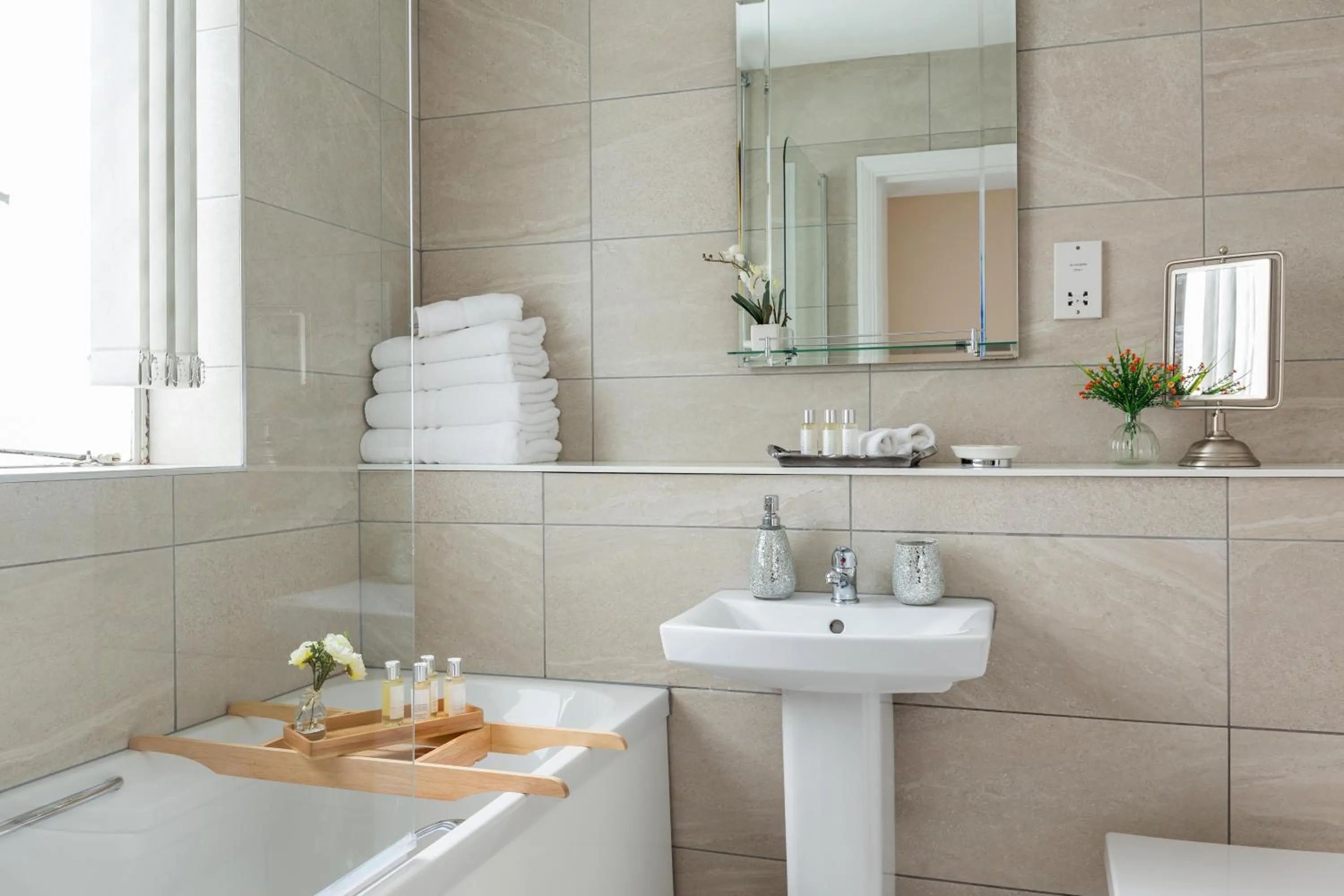 Bathroom in Park Lane Apartments/Shaw House