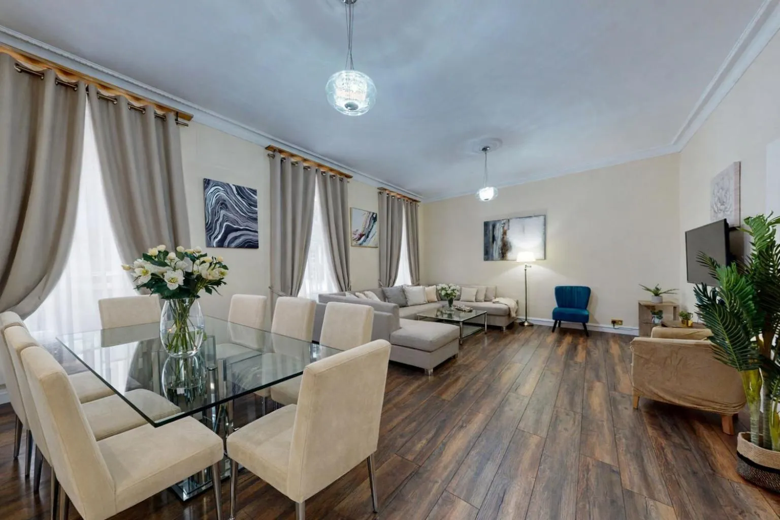 TV and multimedia in Park Lane Apartments/Shaw House