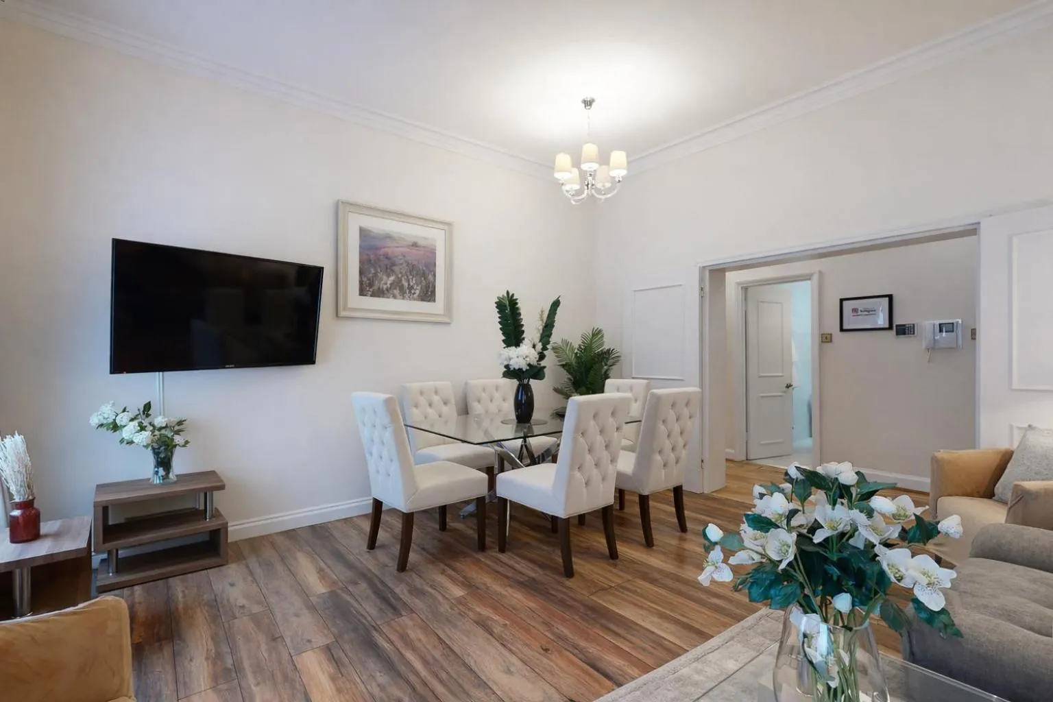 Living room in Park Lane Apartments/Shaw House