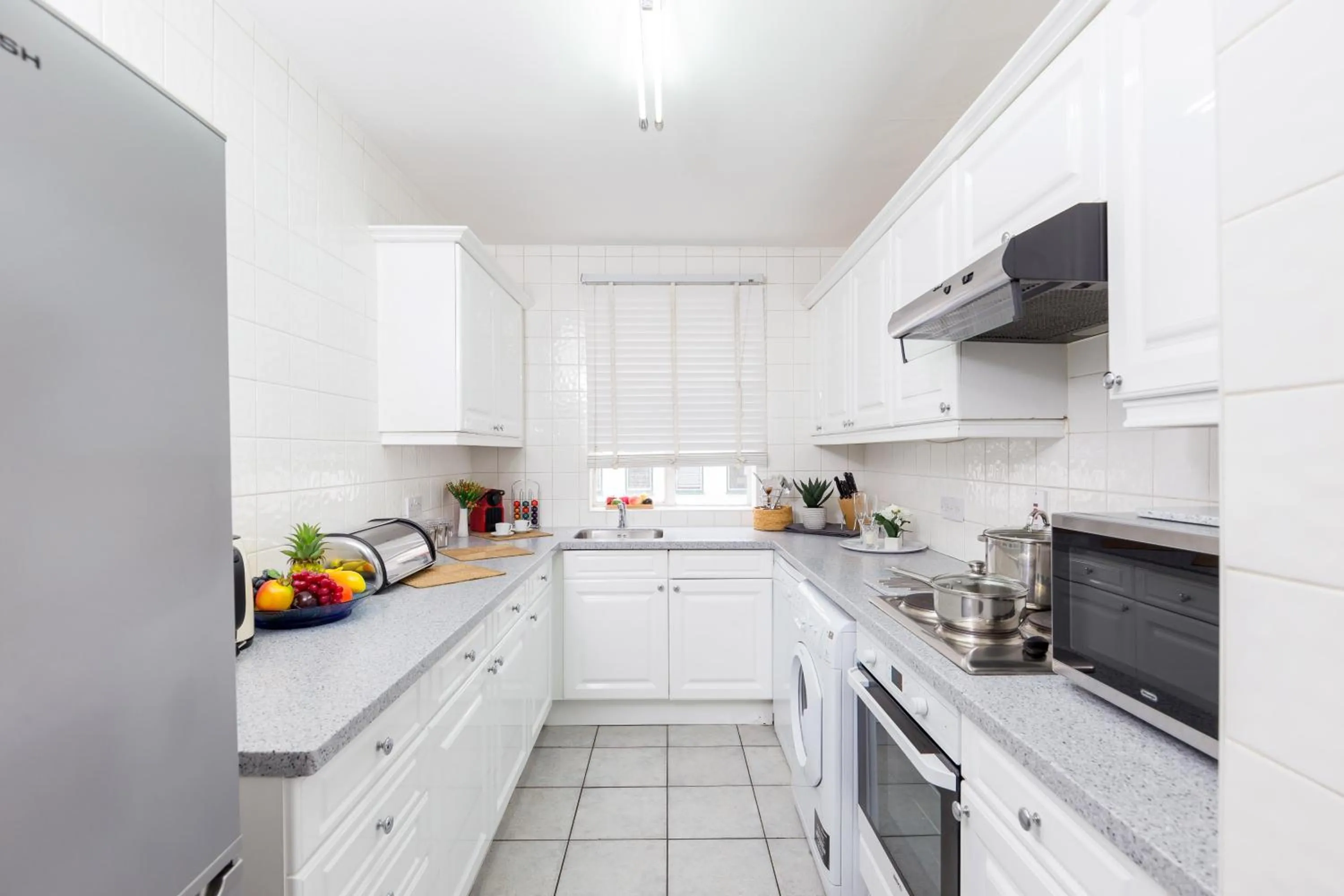 Kitchen or kitchenette in Park Lane Apartments/Shaw House