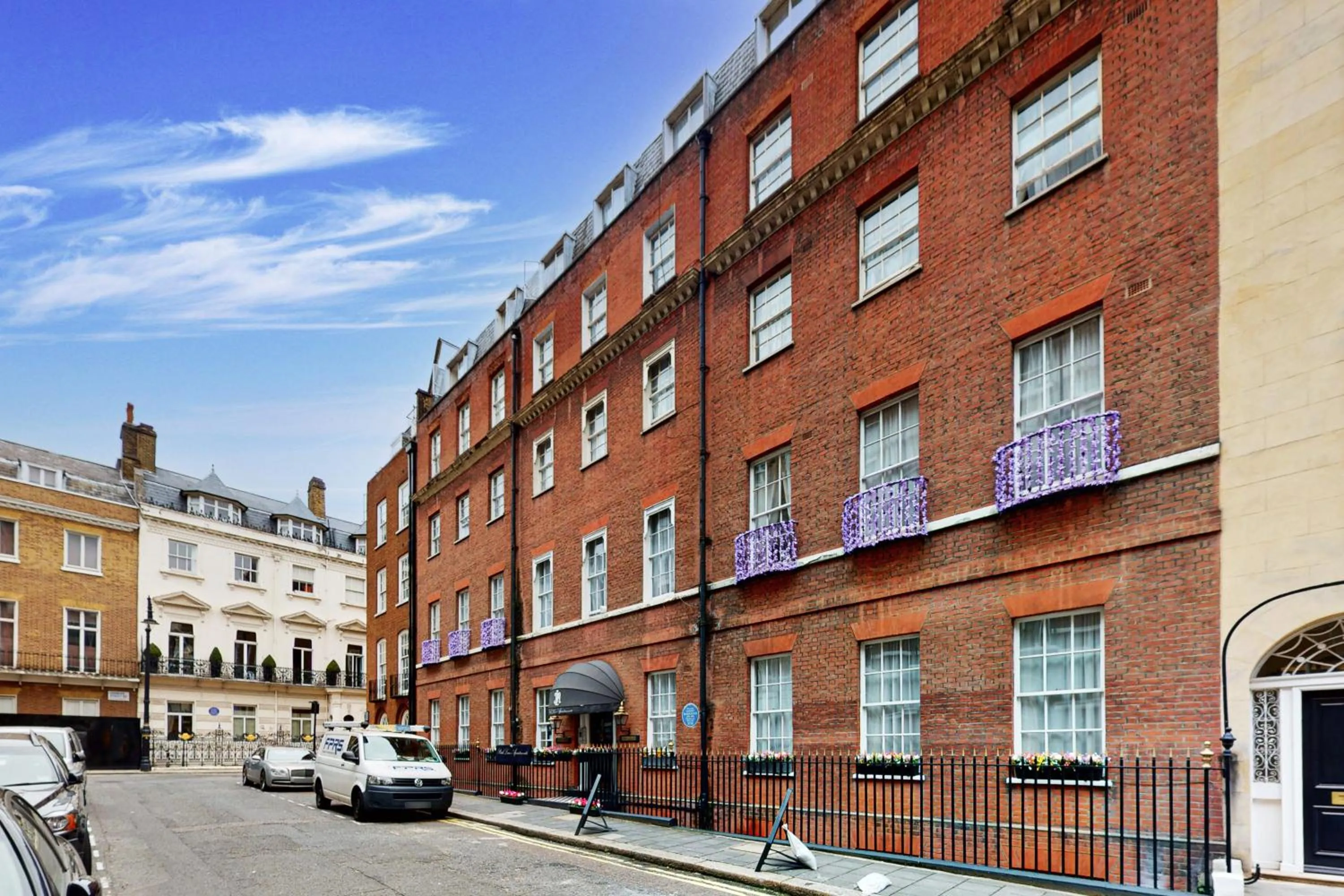 Property building in Park Lane Apartments/Shaw House
