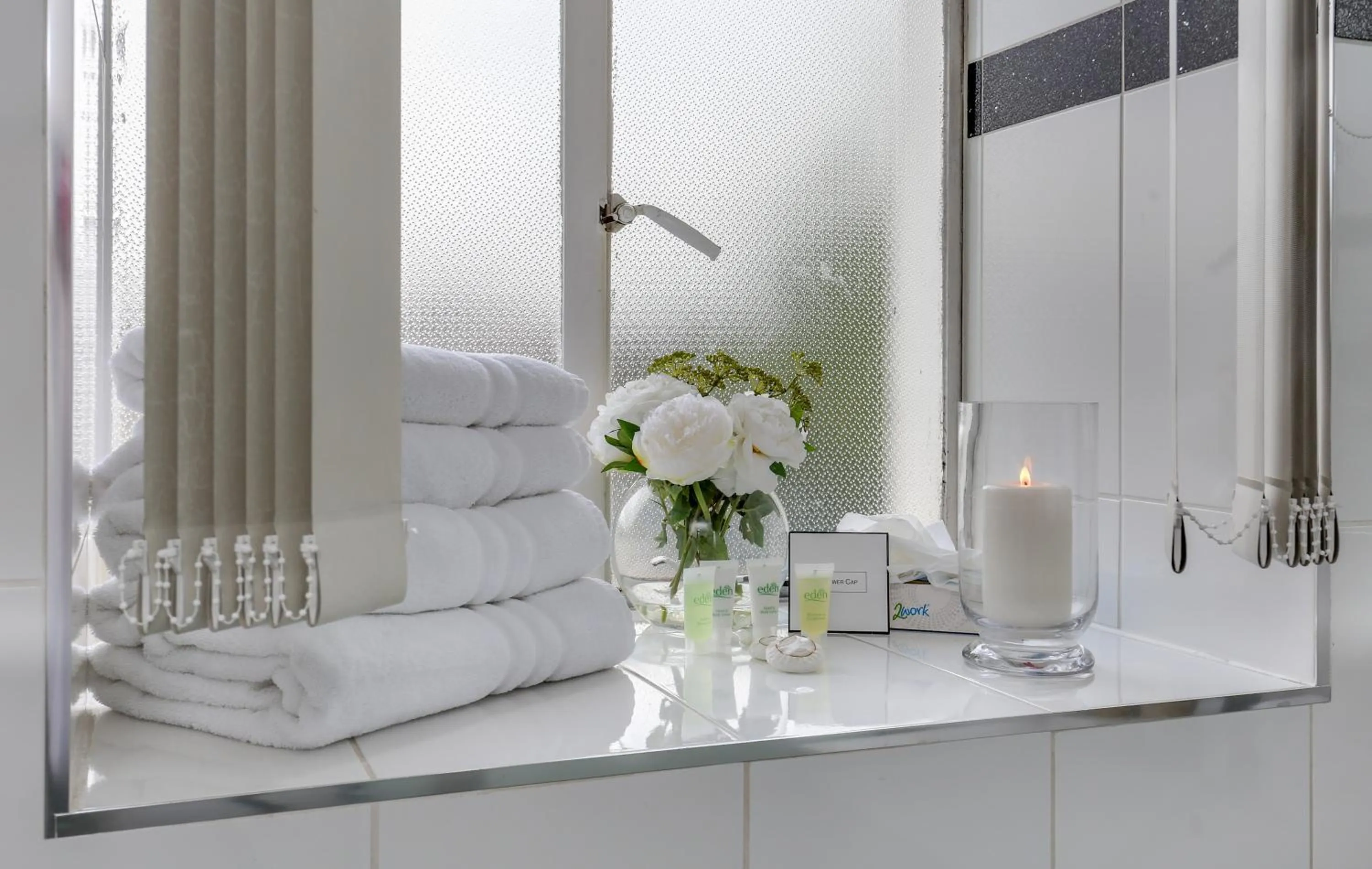 Bathroom in Park Lane Apartments/Shaw House