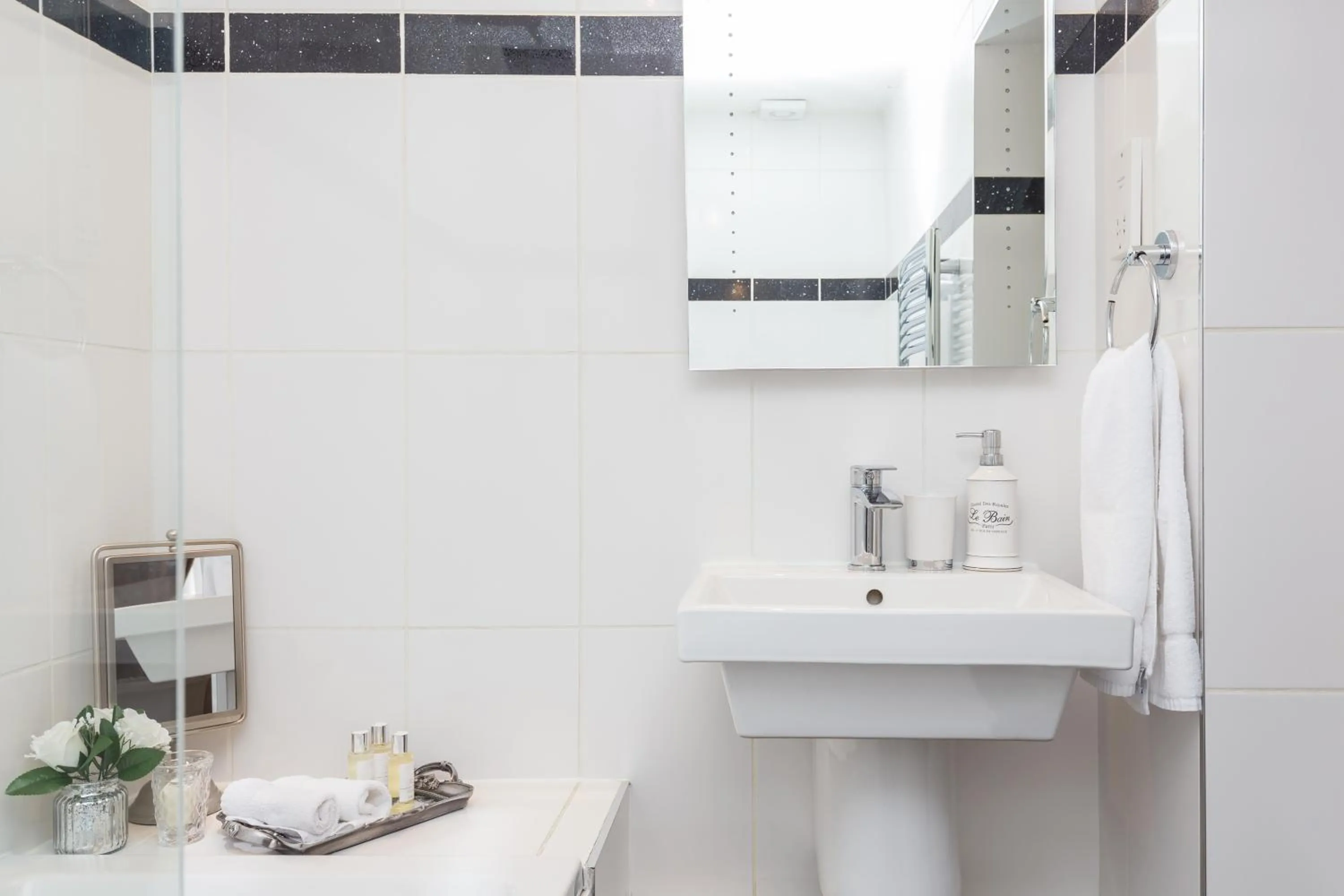 Bathroom in Park Lane Apartments/Shaw House