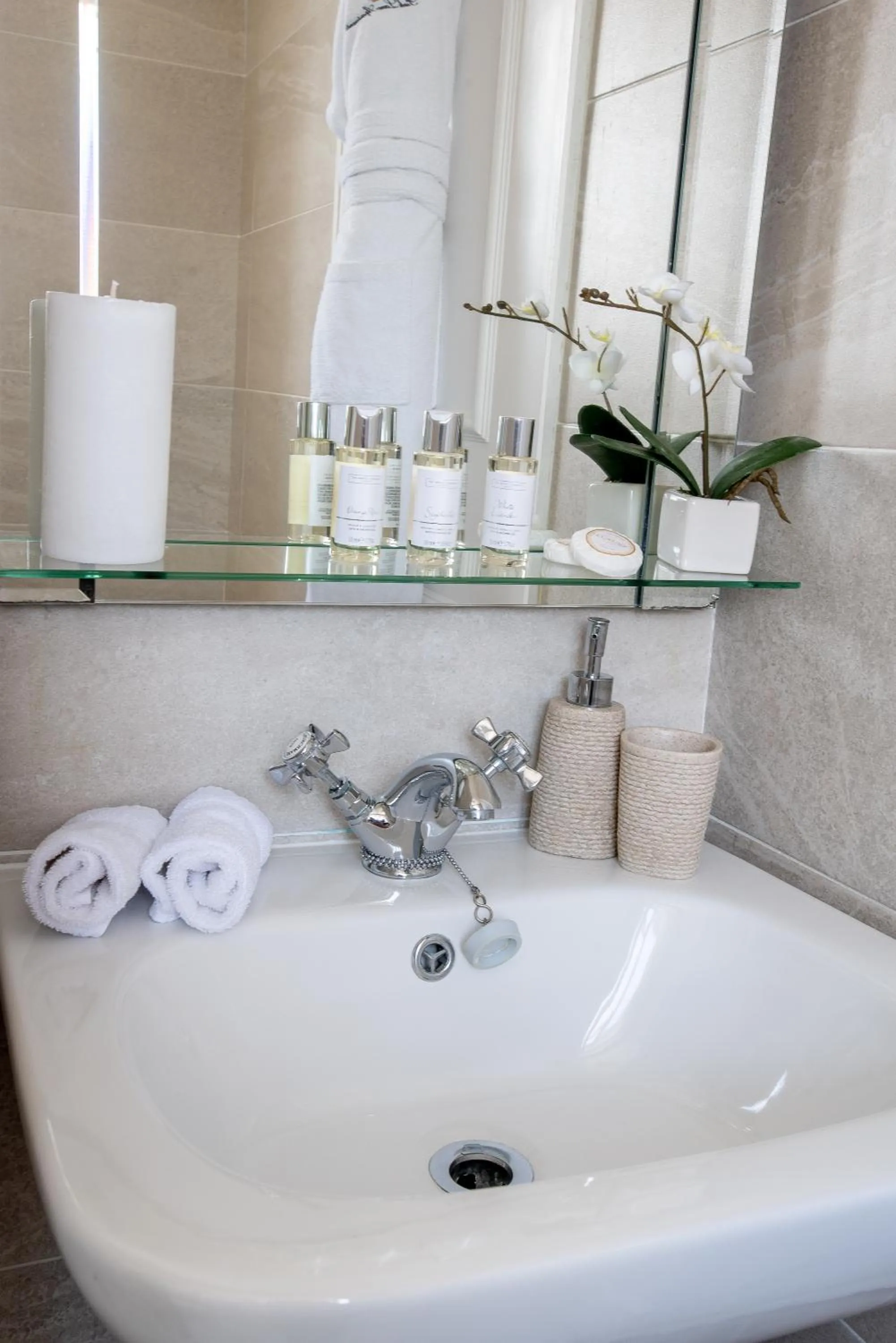 Bathroom in Park Lane Apartments/Shaw House