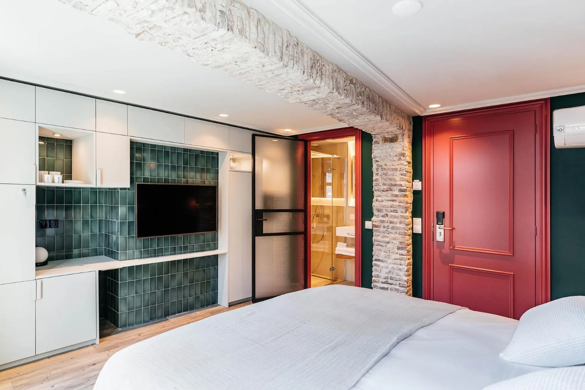 Photo of the whole room, Bed in Cozy Pillow