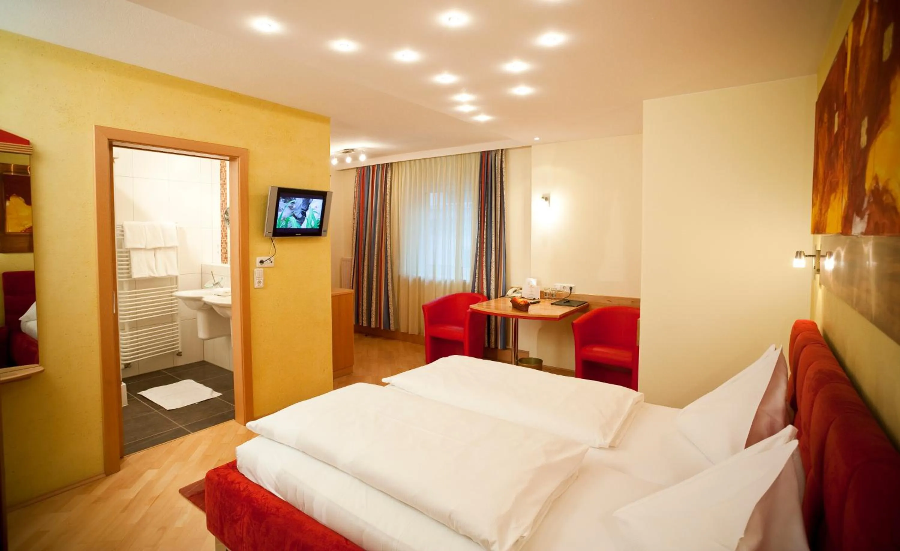 Photo of the whole room, Bed in Der Thaller - Wirtshaus - Restaurant - Hotel