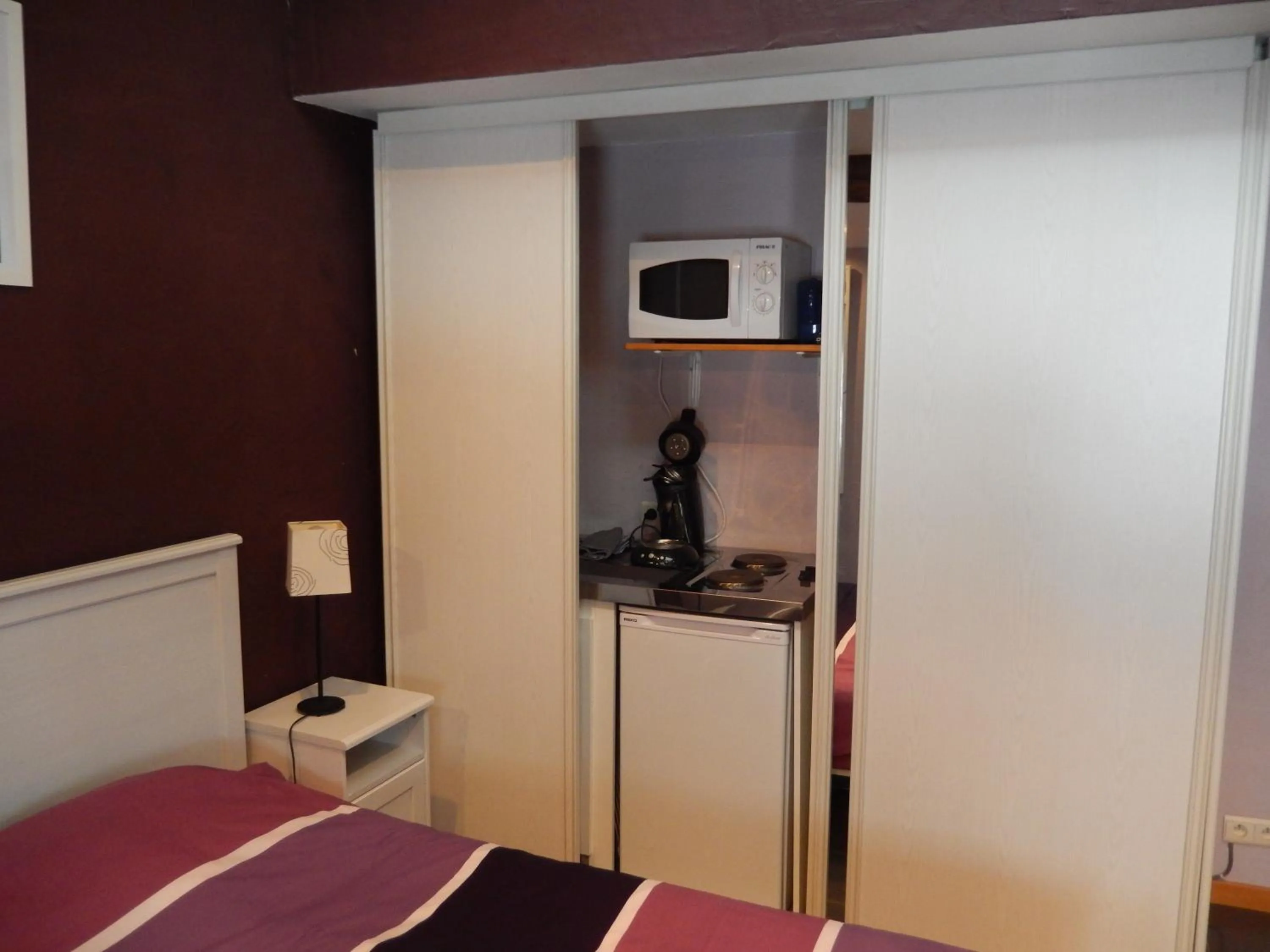 Kitchen or kitchenette, Bed in B&B Le 'Ti 'Bou de Refuge