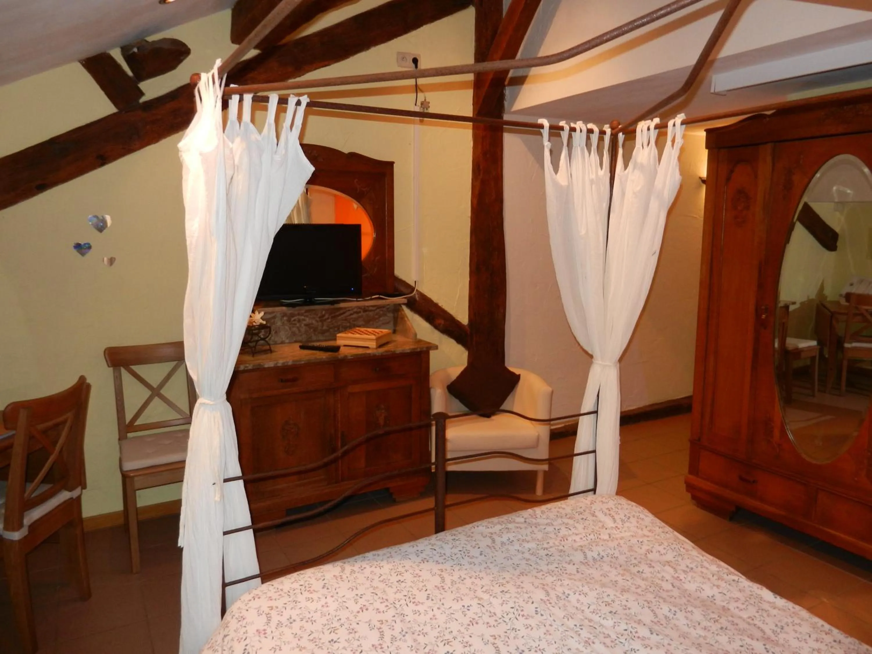 Decorative detail, Bed in B&B Le 'Ti 'Bou de Refuge