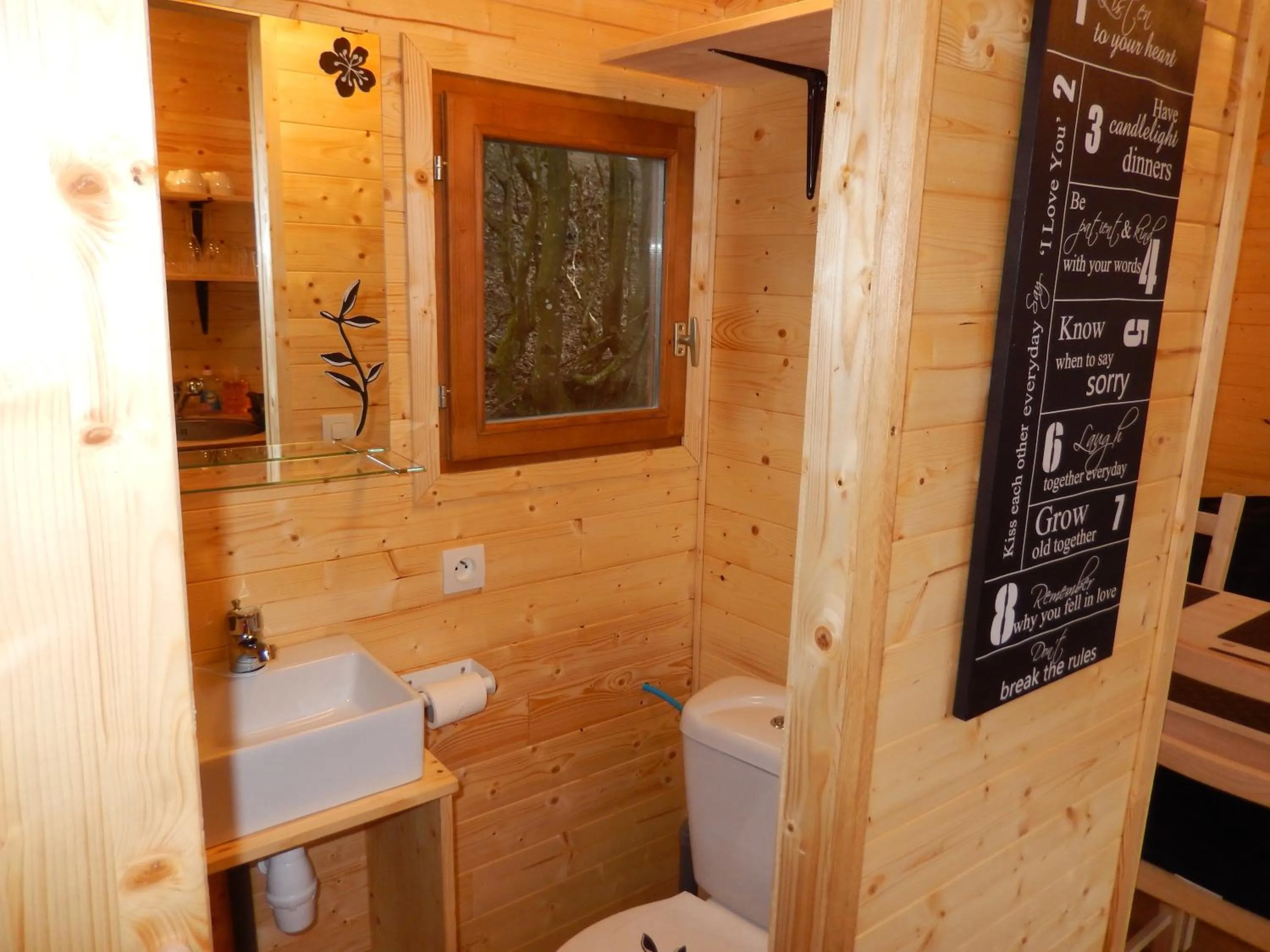Toilet in B&B Le 'Ti 'Bou de Refuge