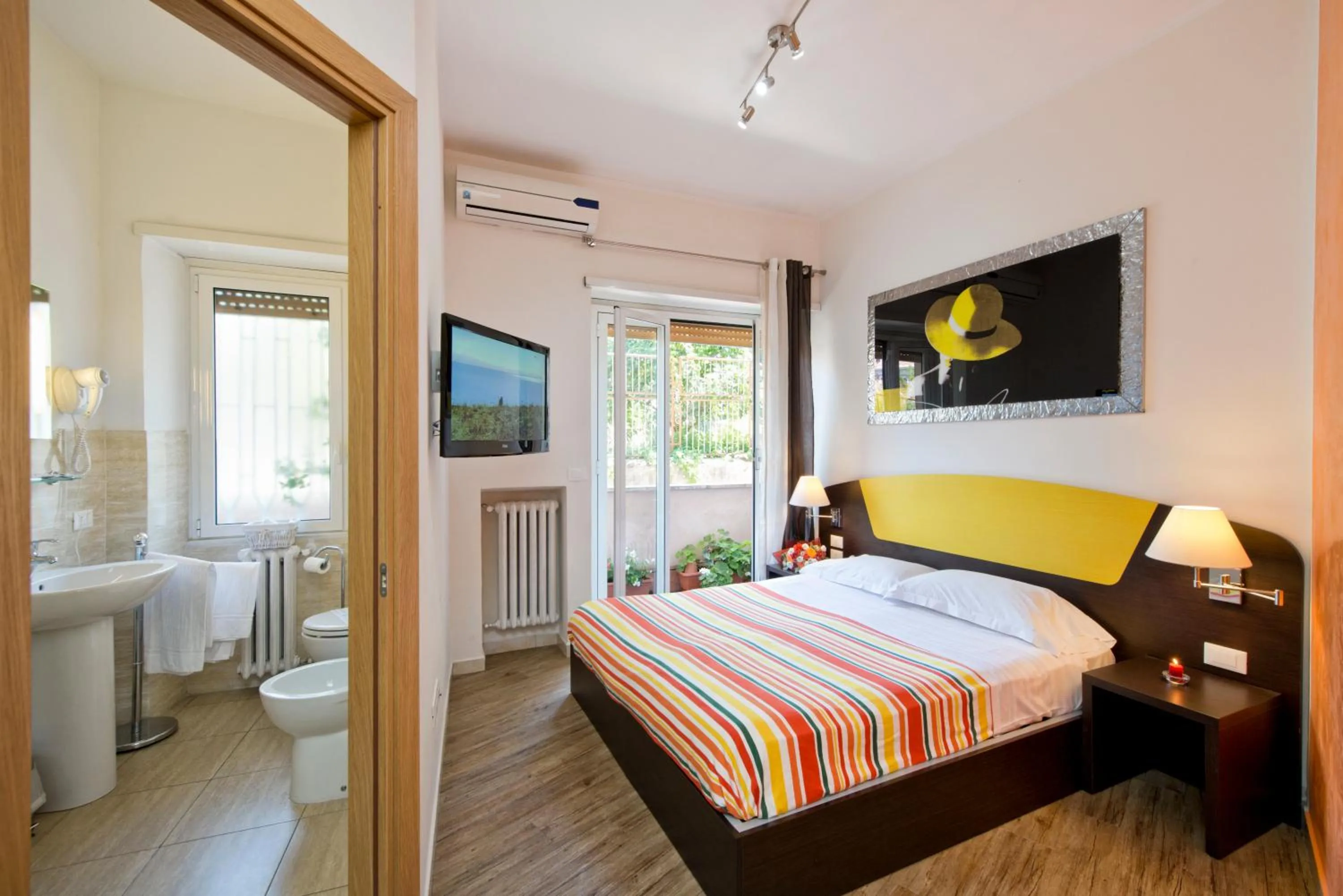 Photo of the whole room, Bed in Vaticano84