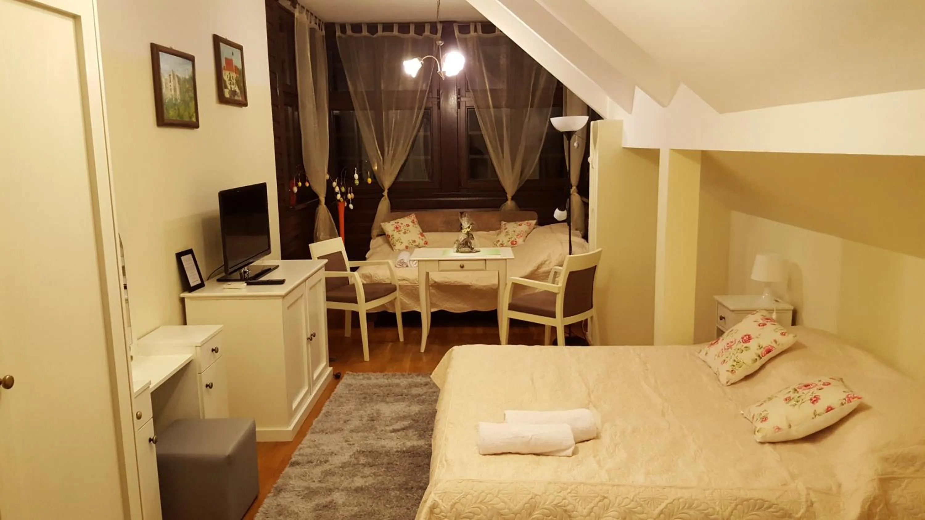 Night, Bed in Willa Pod Basztą Restauracja&Wellness