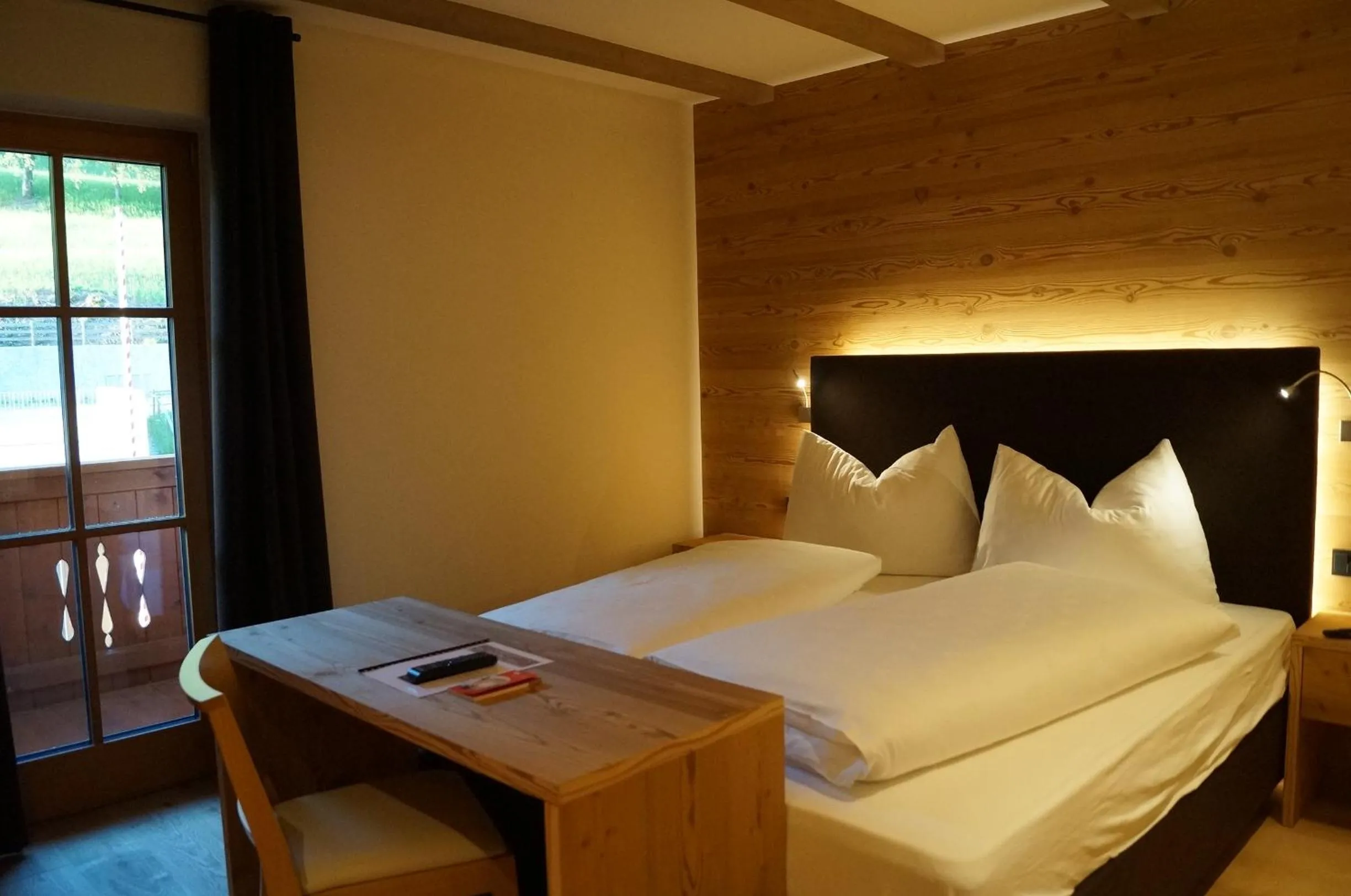 Balcony/Terrace, Bed in Hotel Laurin