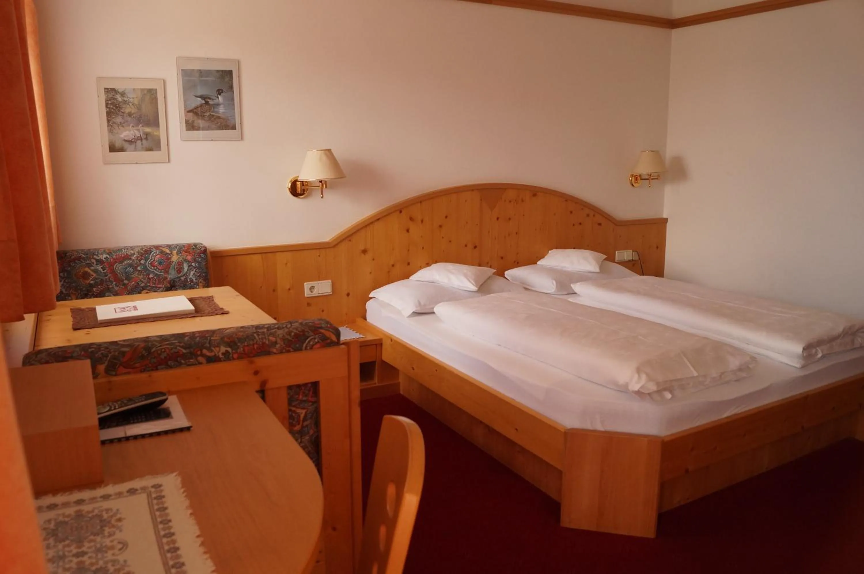 Seating area, Bed in Hotel Laurin
