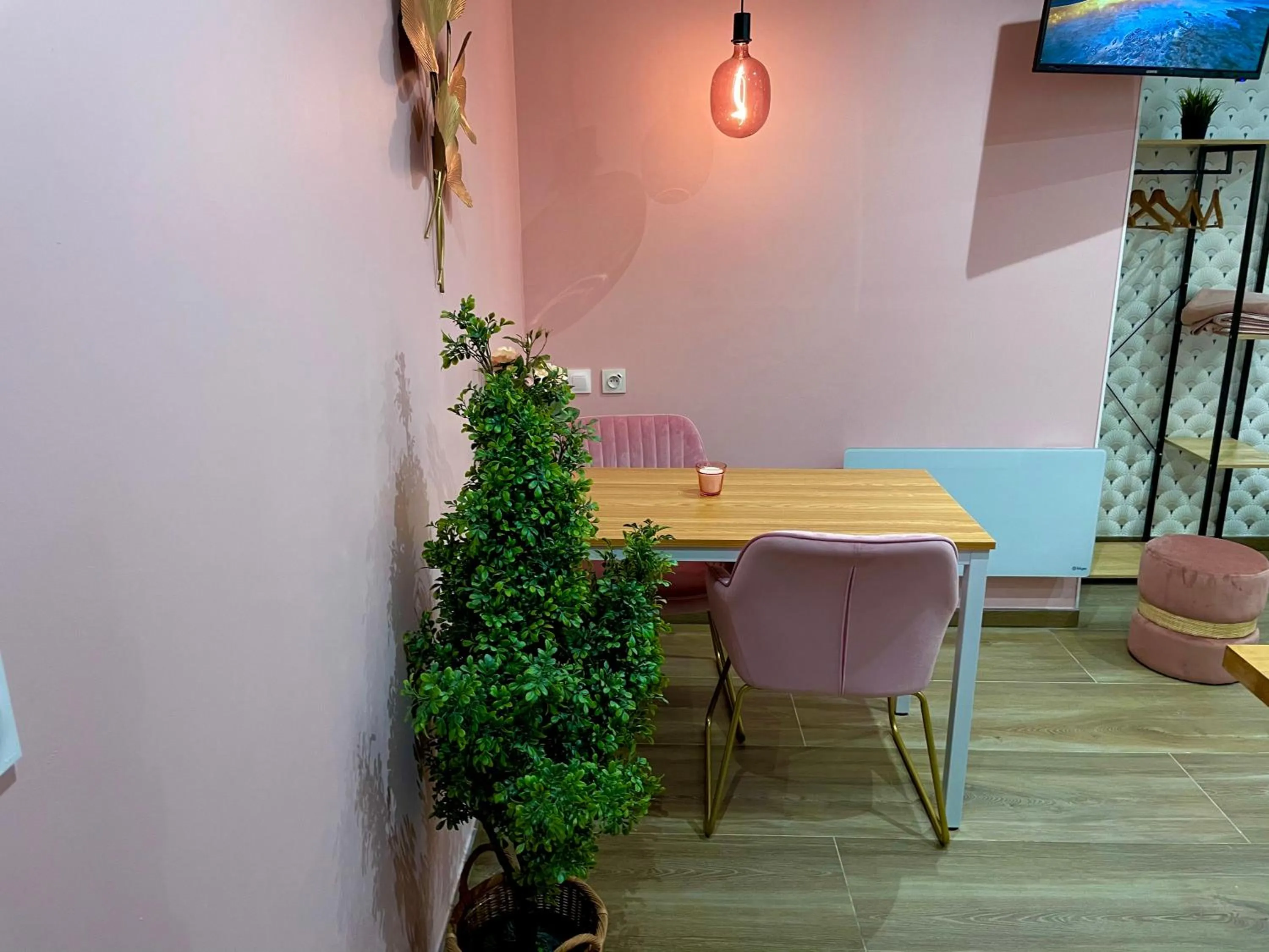 Dining area in Capstay Color Valenciennes & Netflix