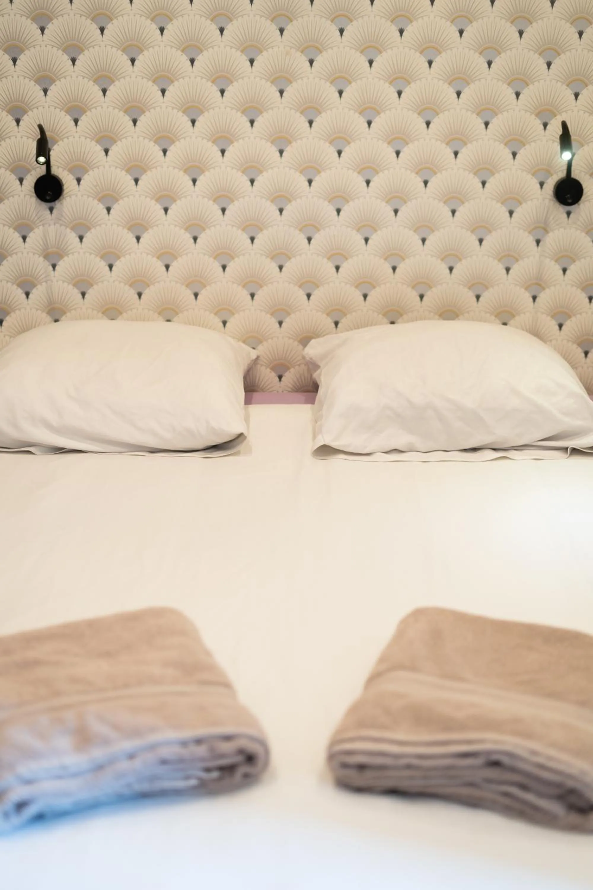 Bed in Capstay Color Valenciennes & Netflix