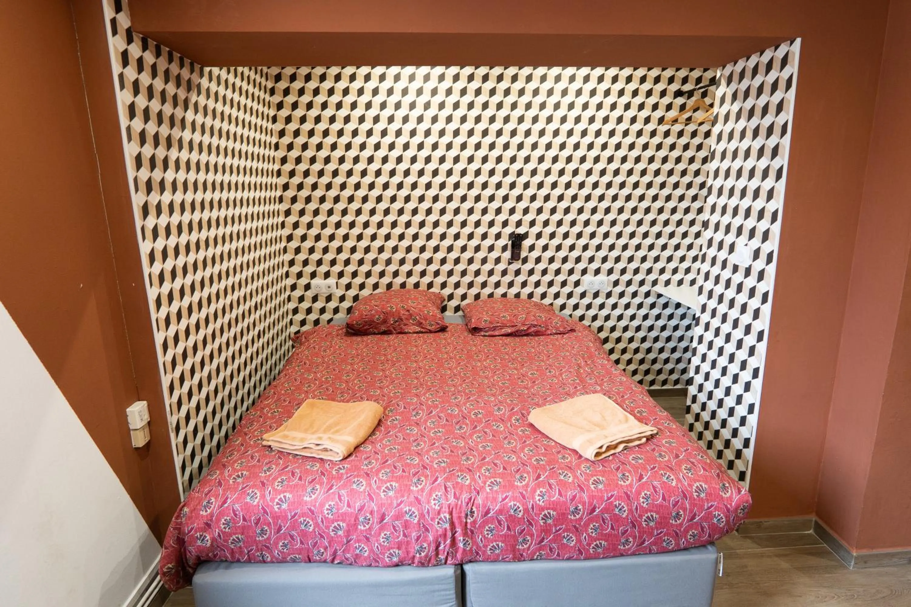 Bed in Capstay Color Valenciennes & Netflix