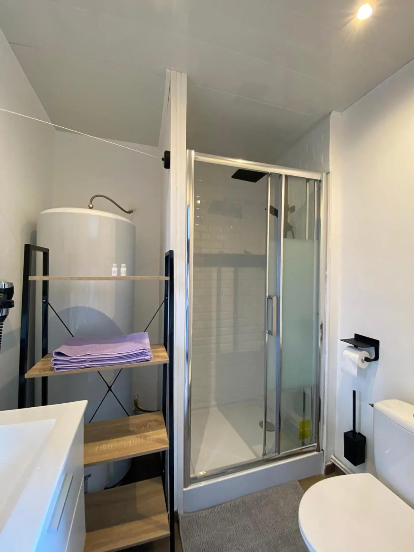 Bathroom in Capstay Color Valenciennes & Netflix