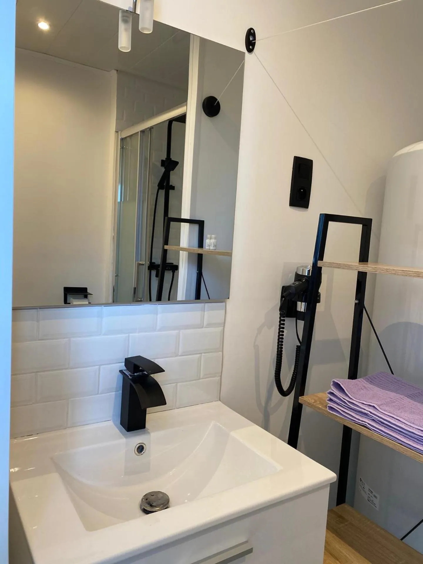 Bathroom in Capstay Color Valenciennes & Netflix
