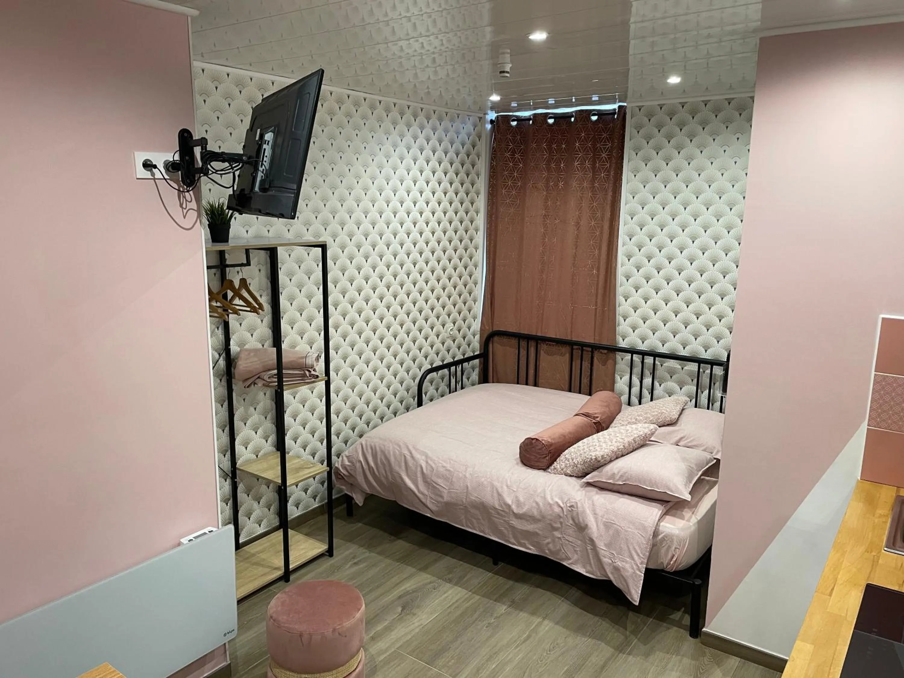 Bed in Capstay Color Valenciennes & Netflix