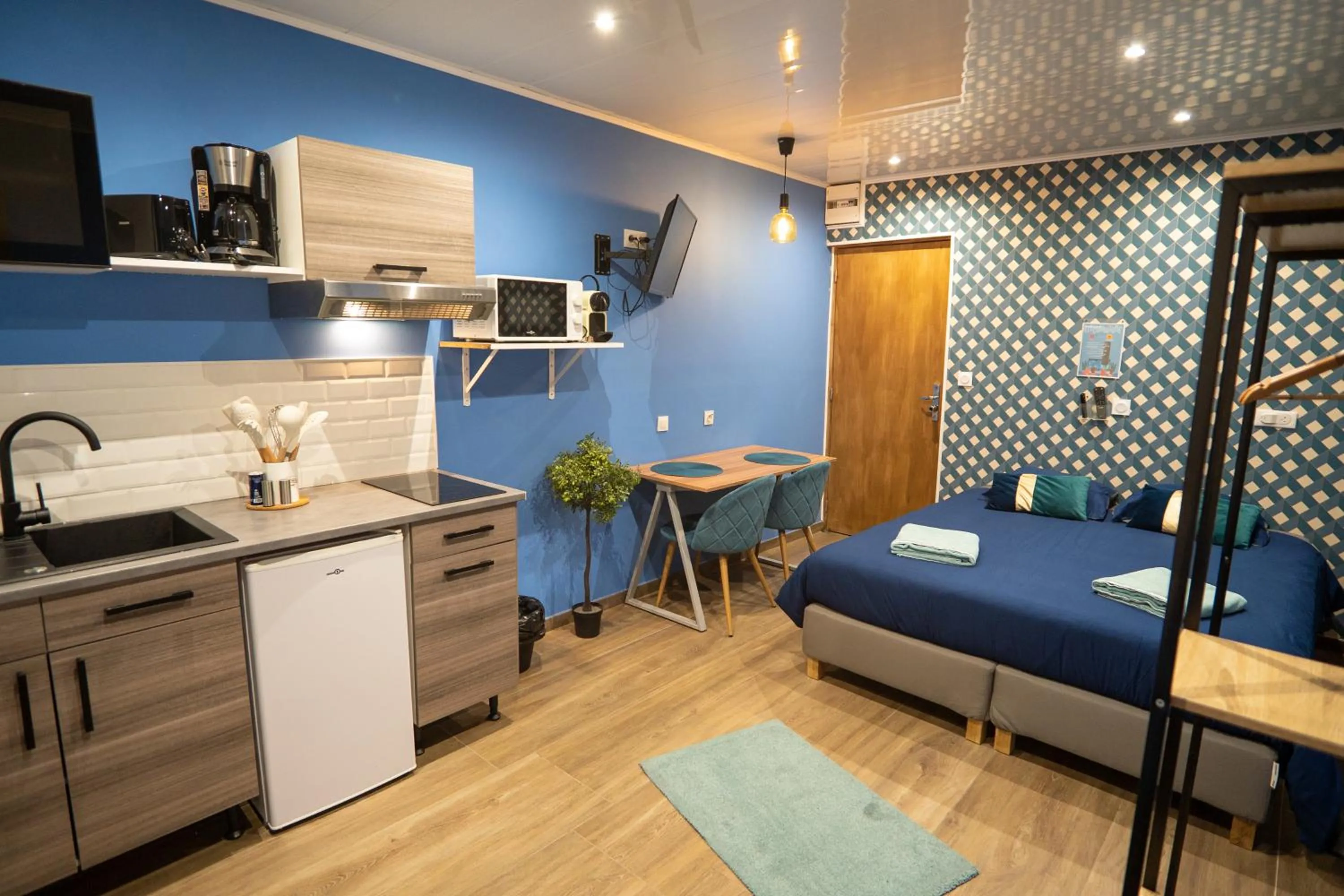 Photo of the whole room, Bed in Capstay Color Valenciennes & Netflix