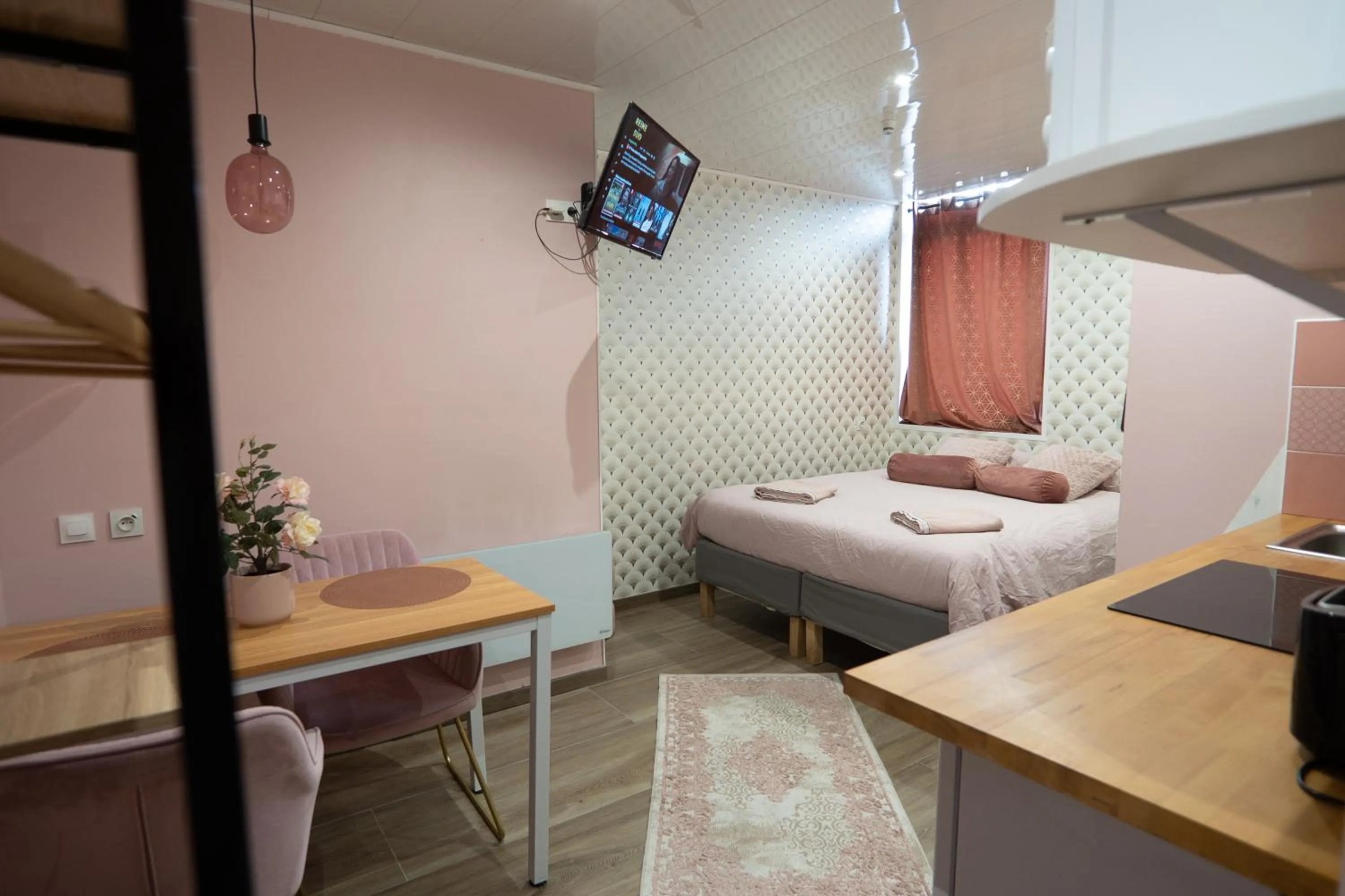 Photo of the whole room, Bed in Capstay Color Valenciennes & Netflix