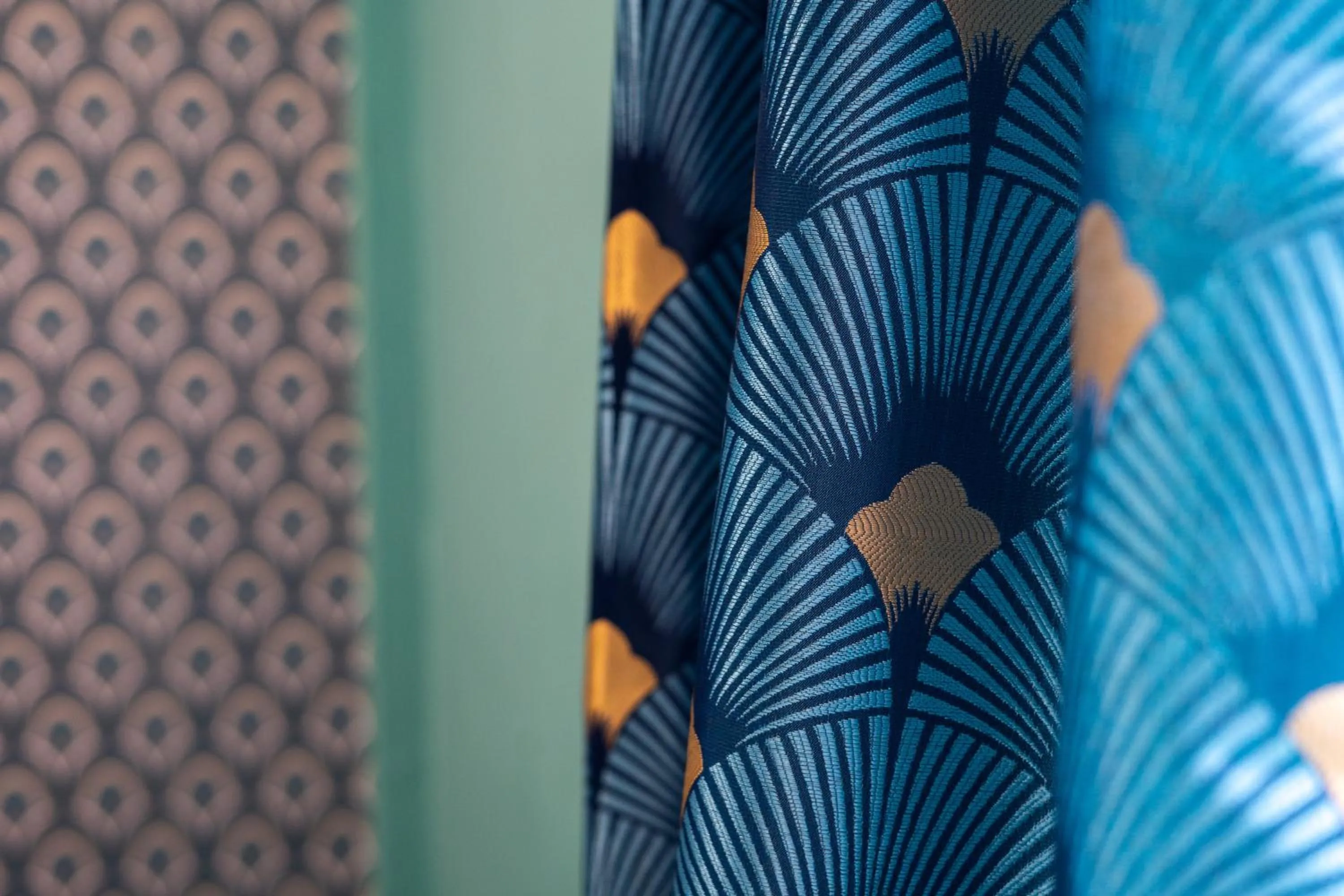 Decorative detail in Capstay Color Valenciennes & Netflix