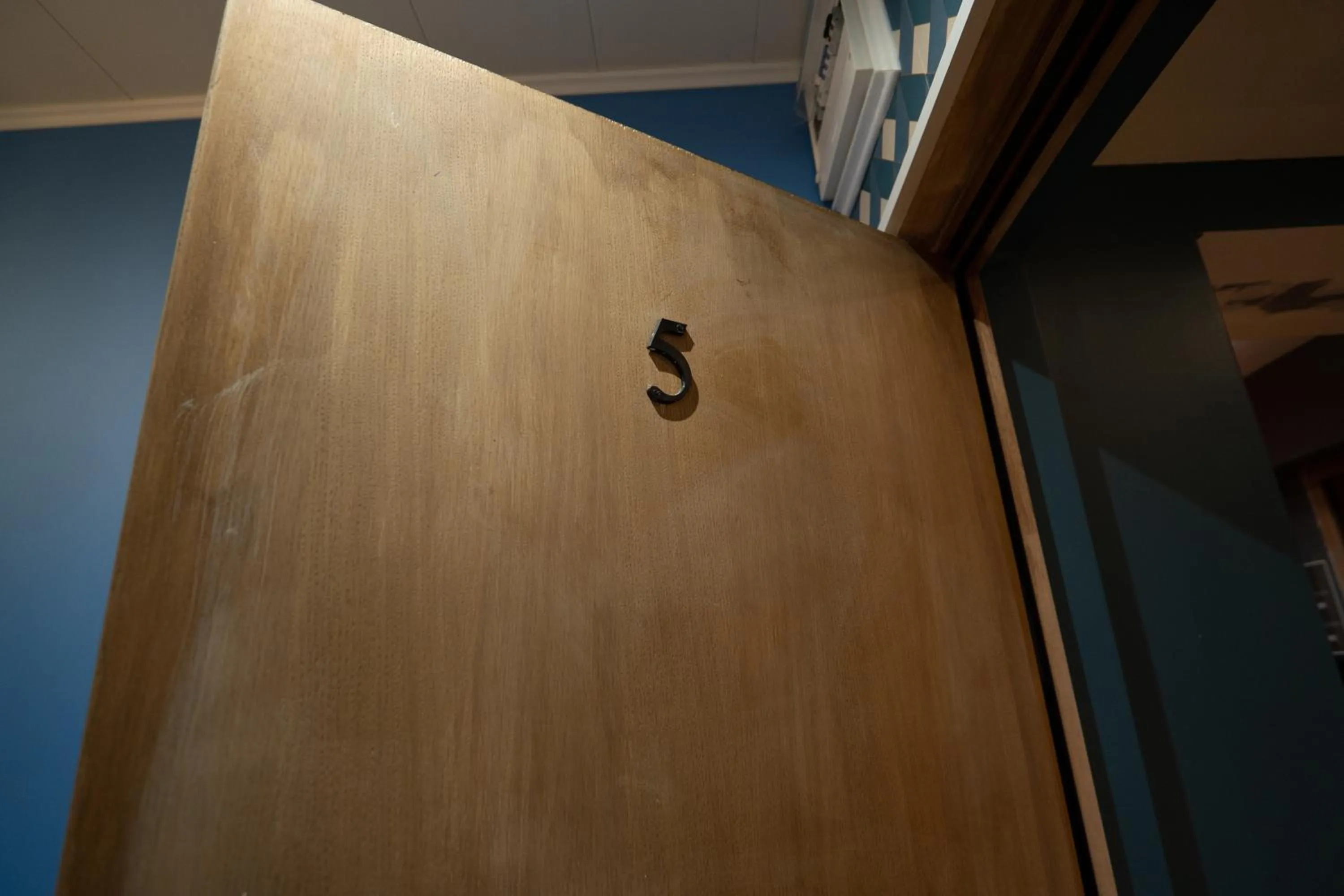 Decorative detail in Capstay Color Valenciennes & Netflix