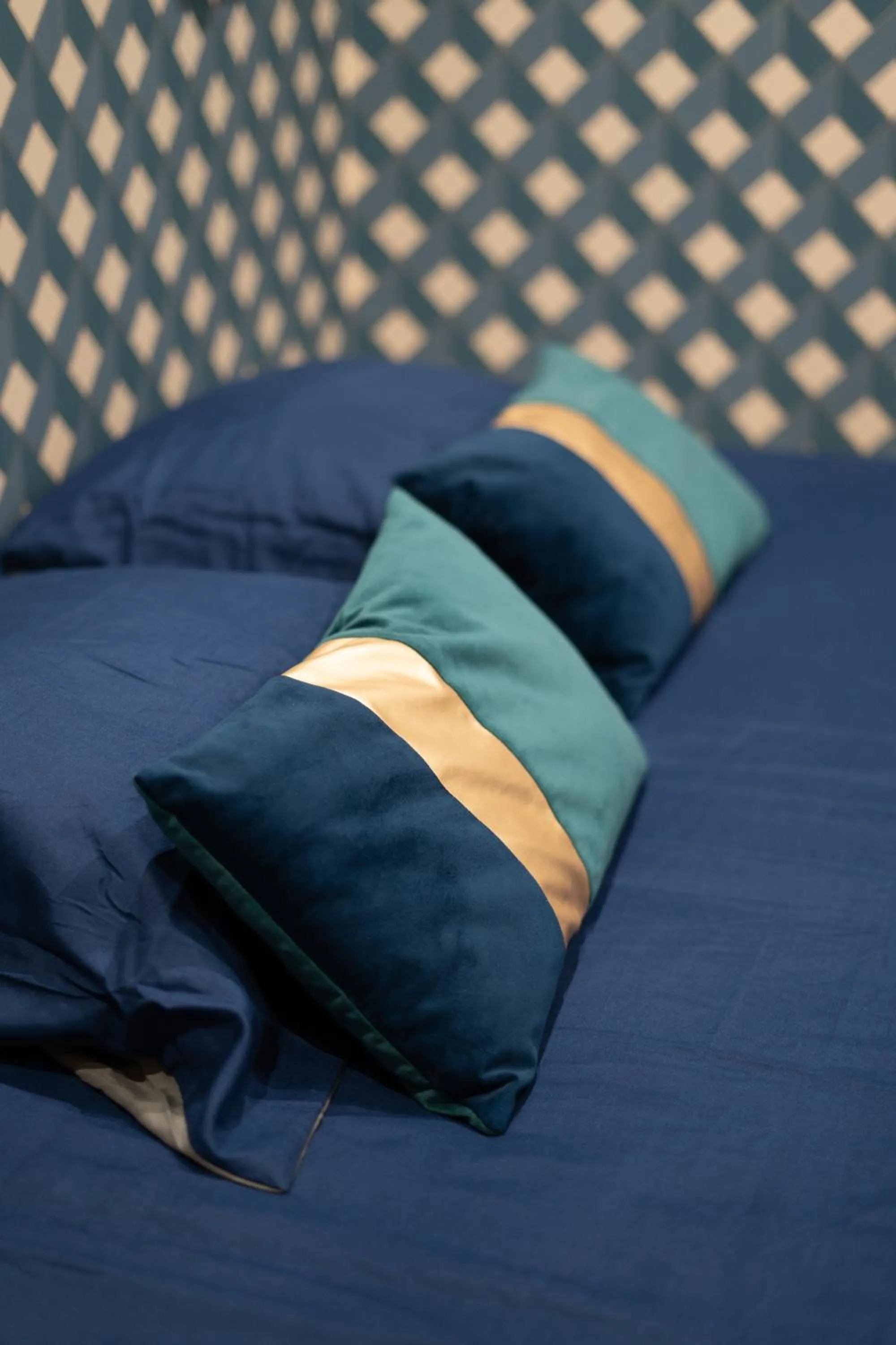 Bed in Capstay Color Valenciennes & Netflix