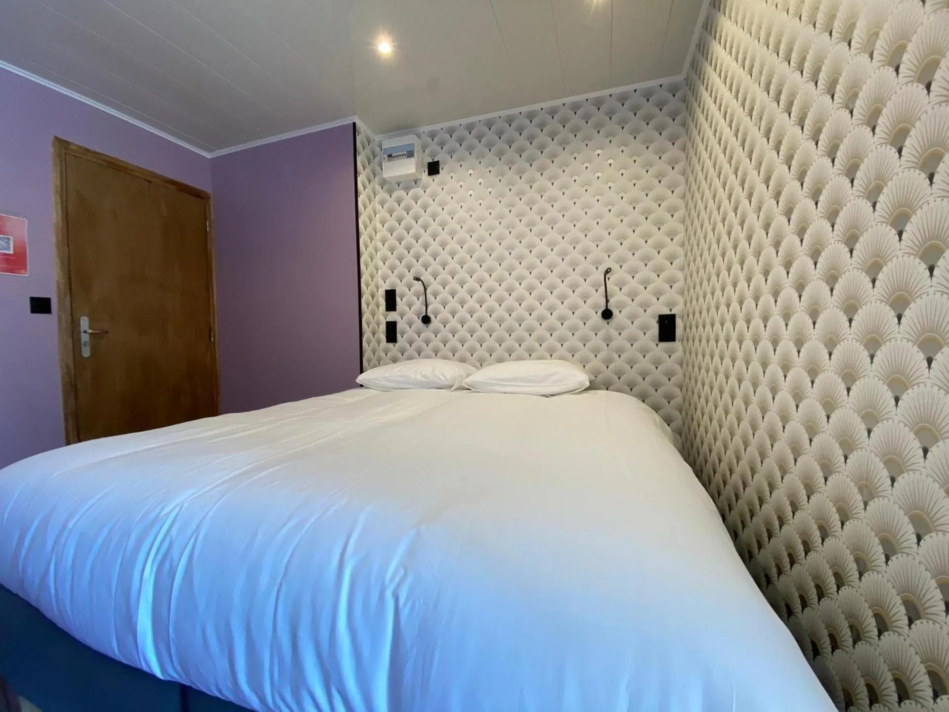 Bed in Capstay Color Valenciennes & Netflix