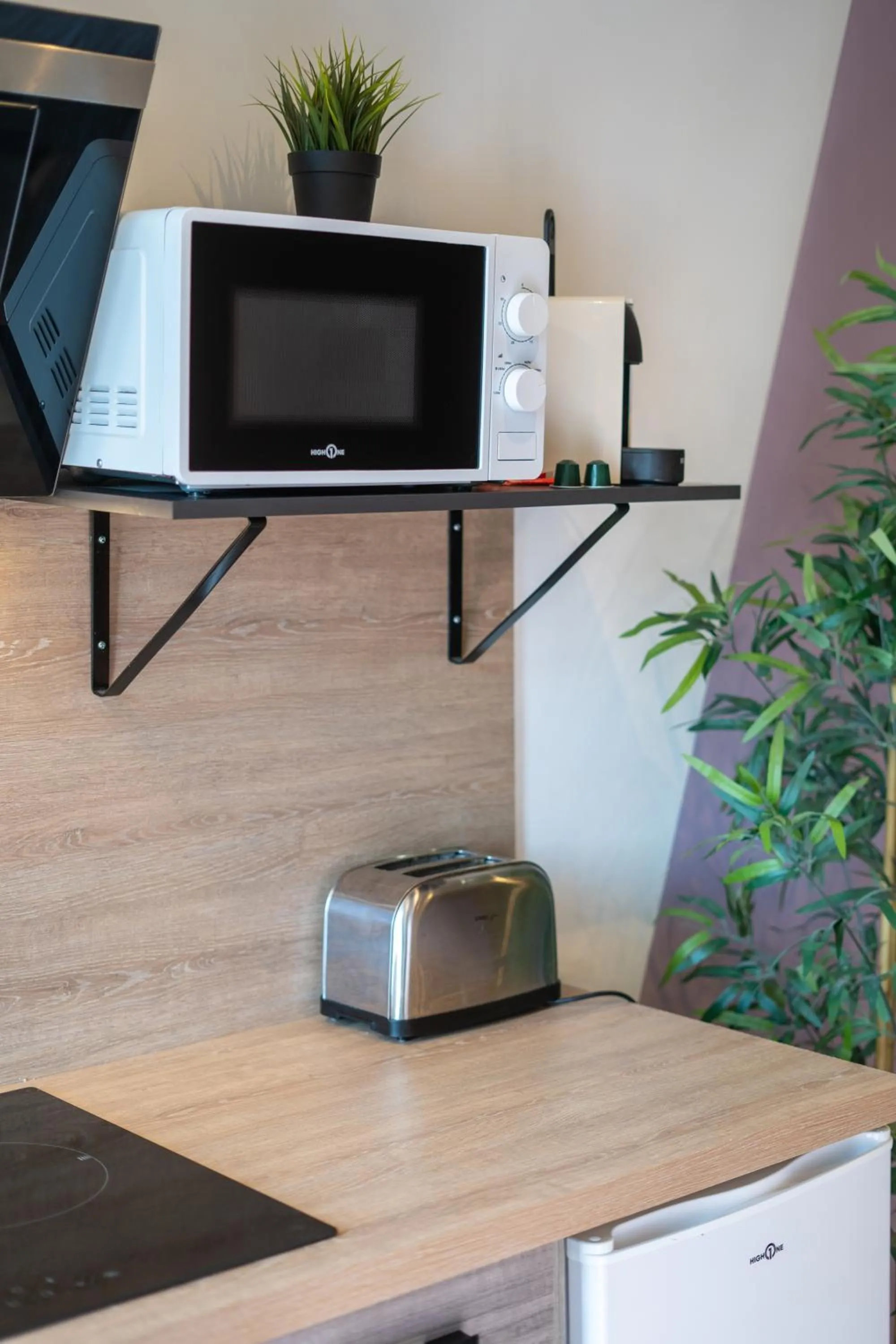 minibar in Capstay Color Valenciennes & Netflix