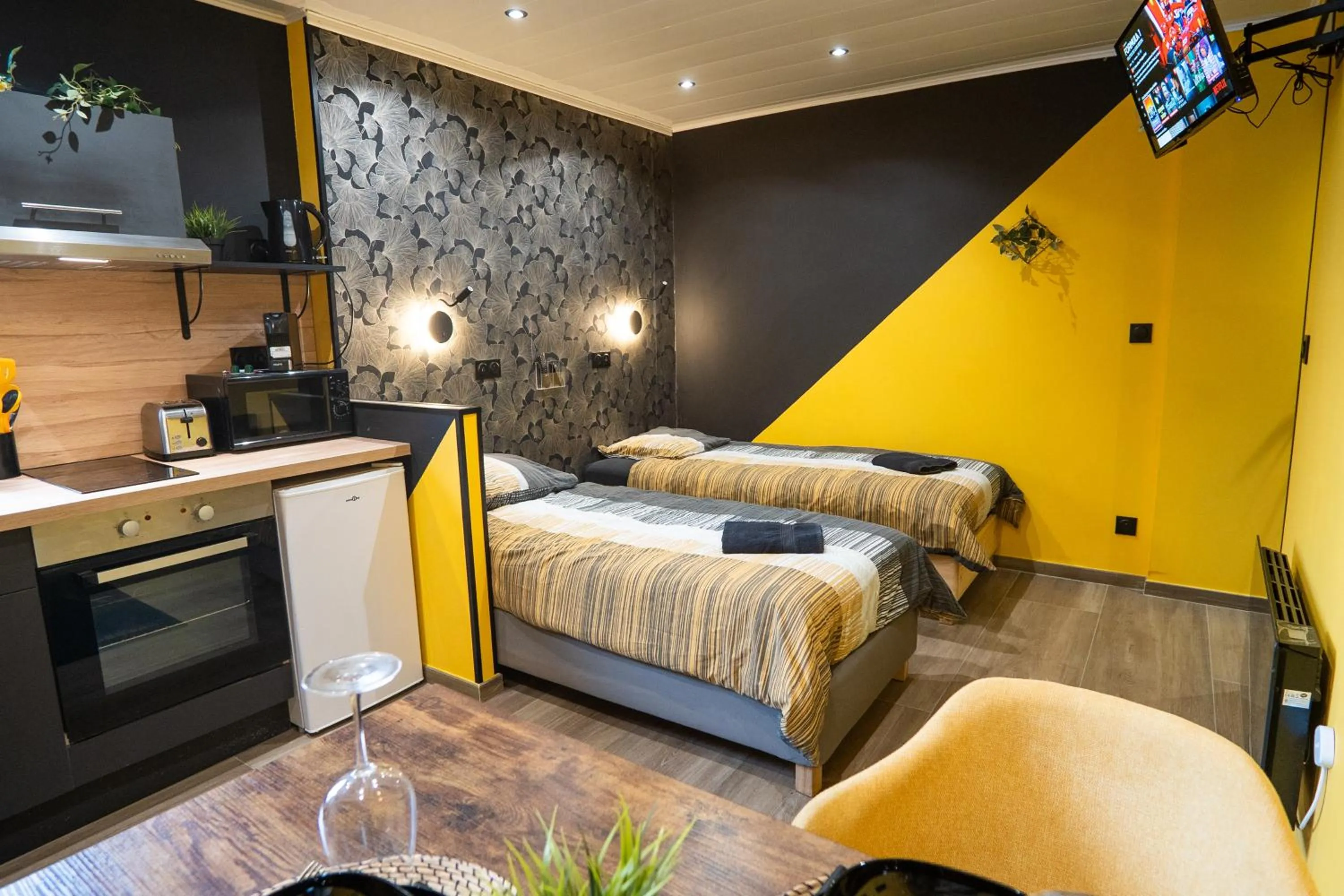 Bed in Capstay Color Valenciennes & Netflix