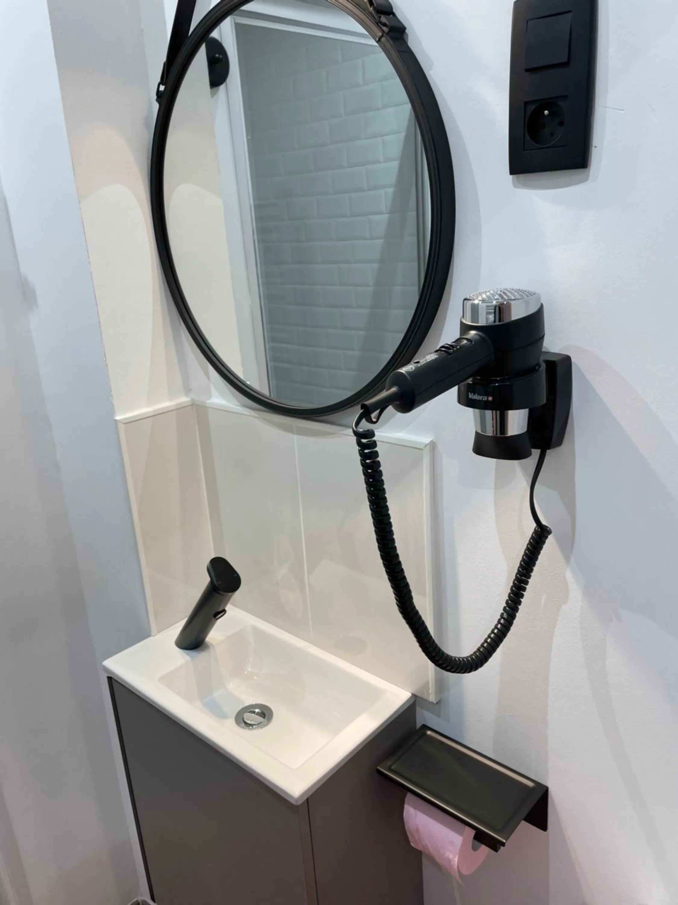 Bathroom in Capstay Color Valenciennes & Netflix