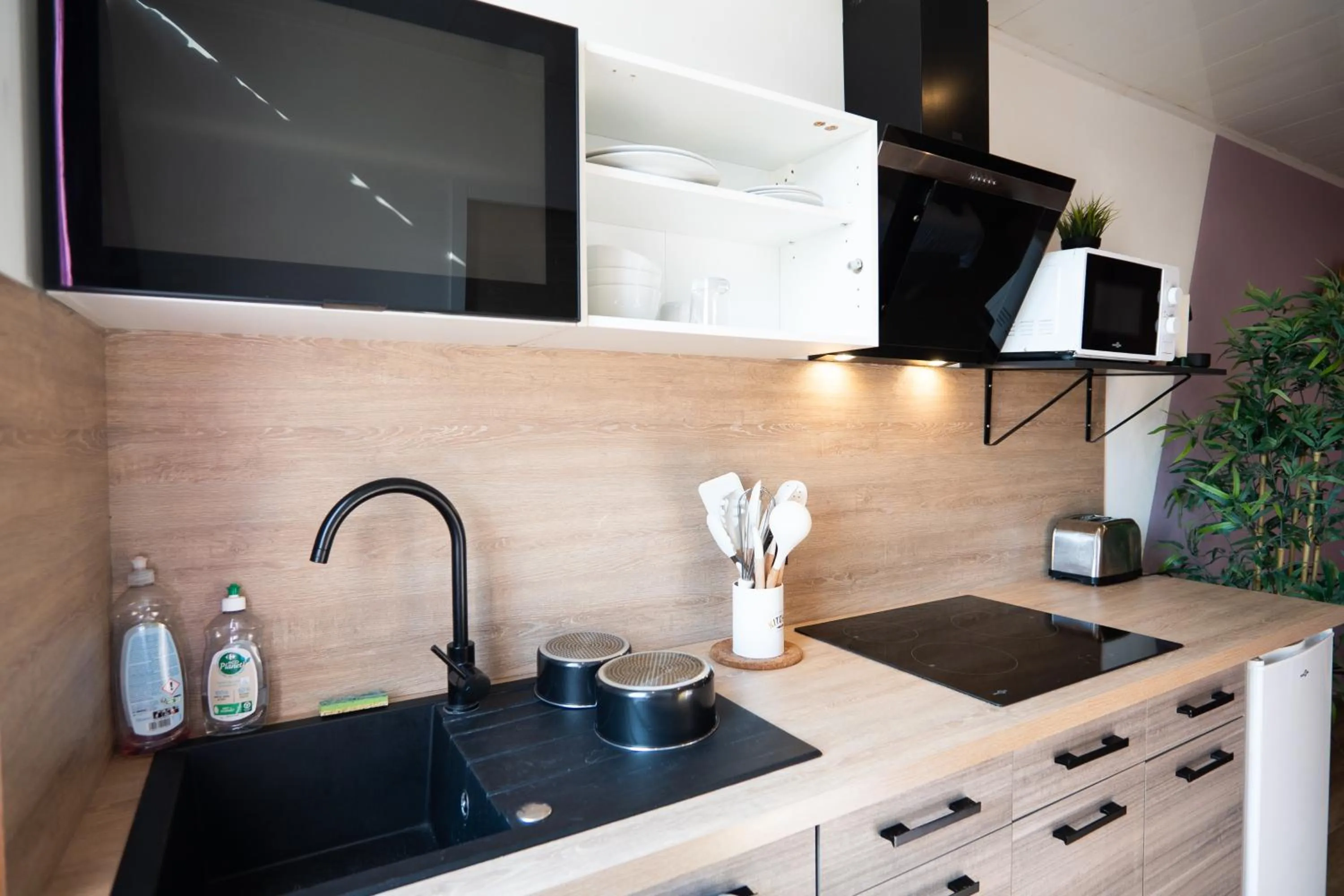 kitchen in Capstay Color Valenciennes & Netflix