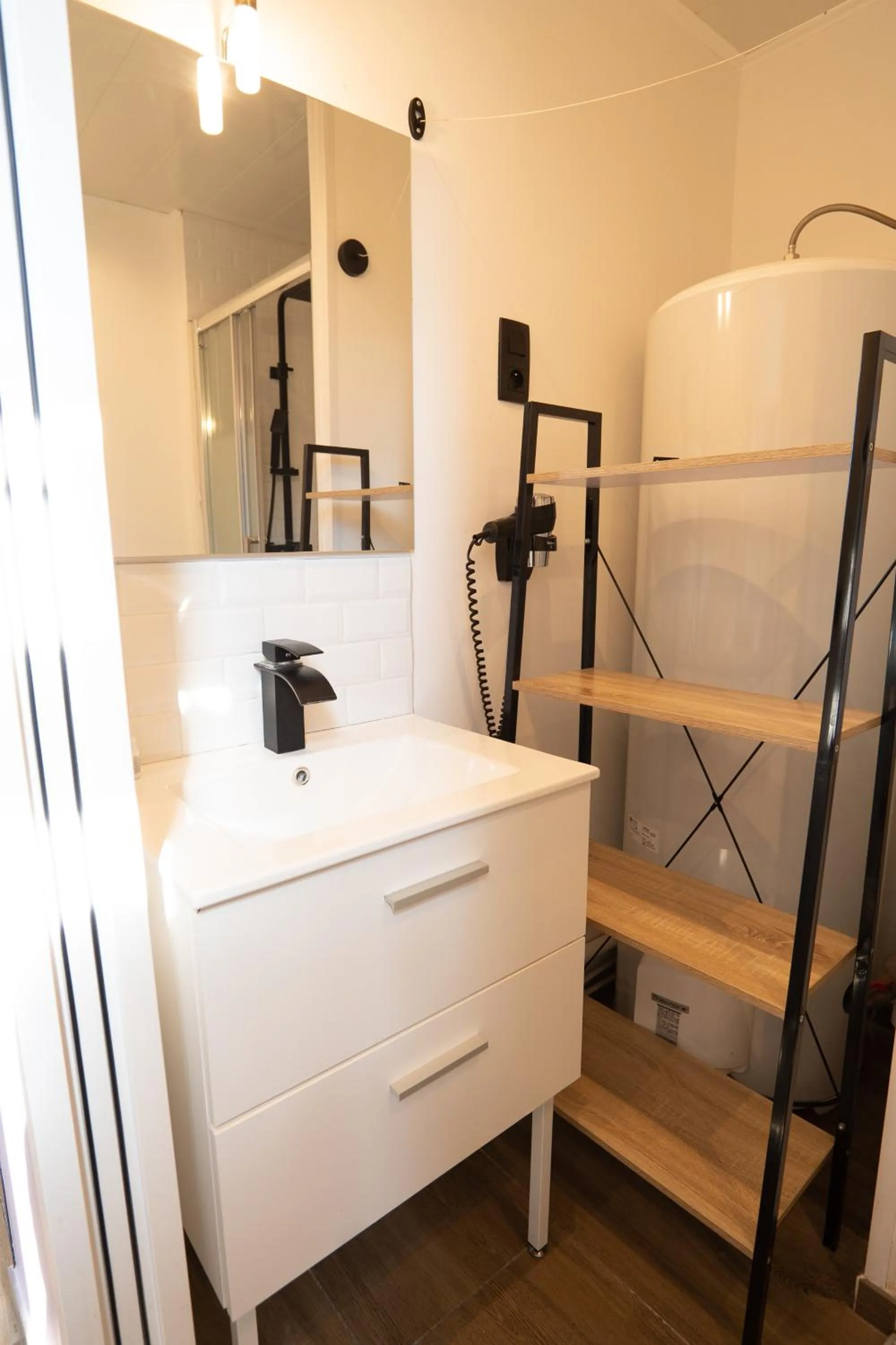 Bathroom in Capstay Color Valenciennes & Netflix