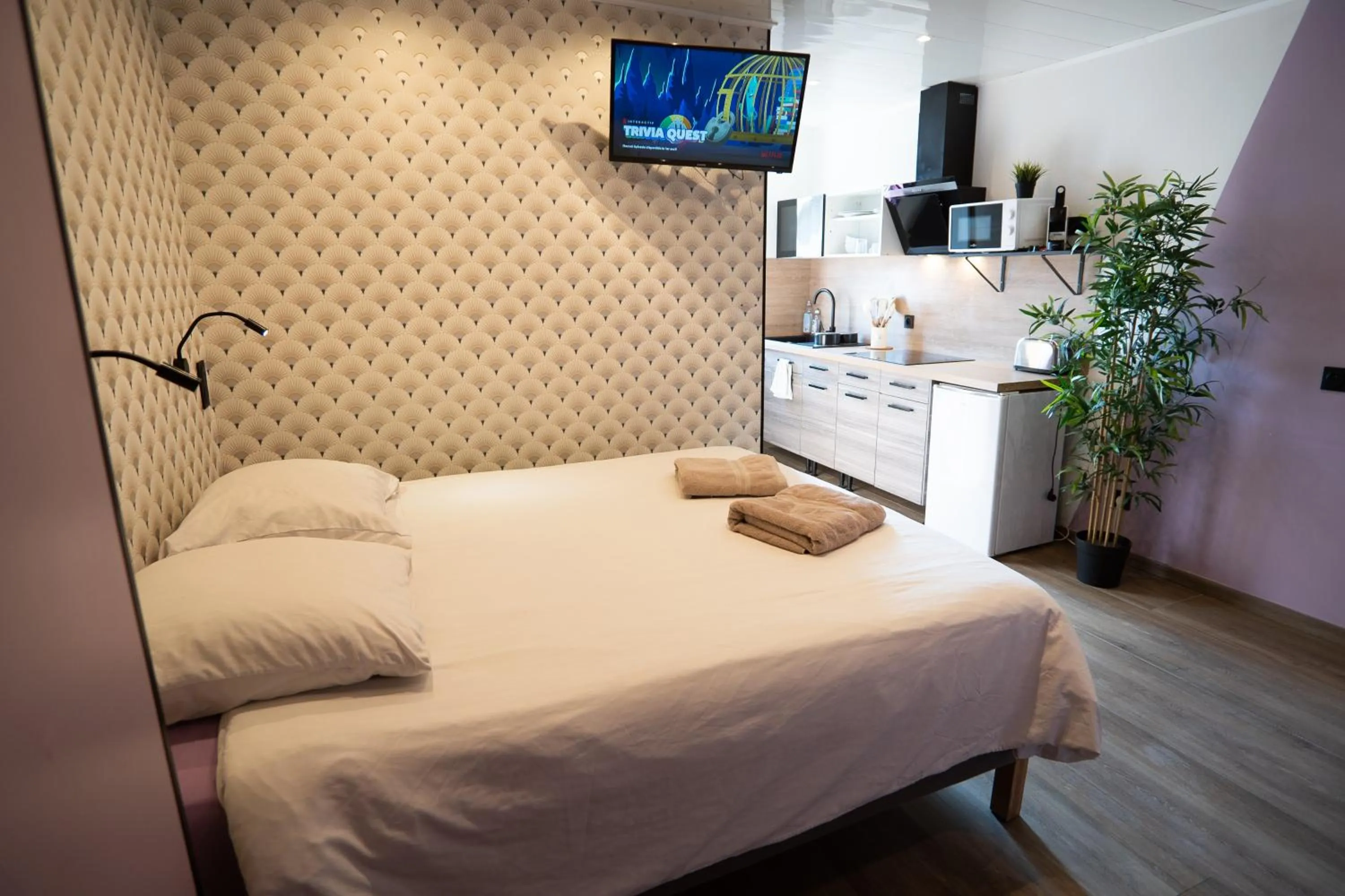 Bed in Capstay Color Valenciennes & Netflix