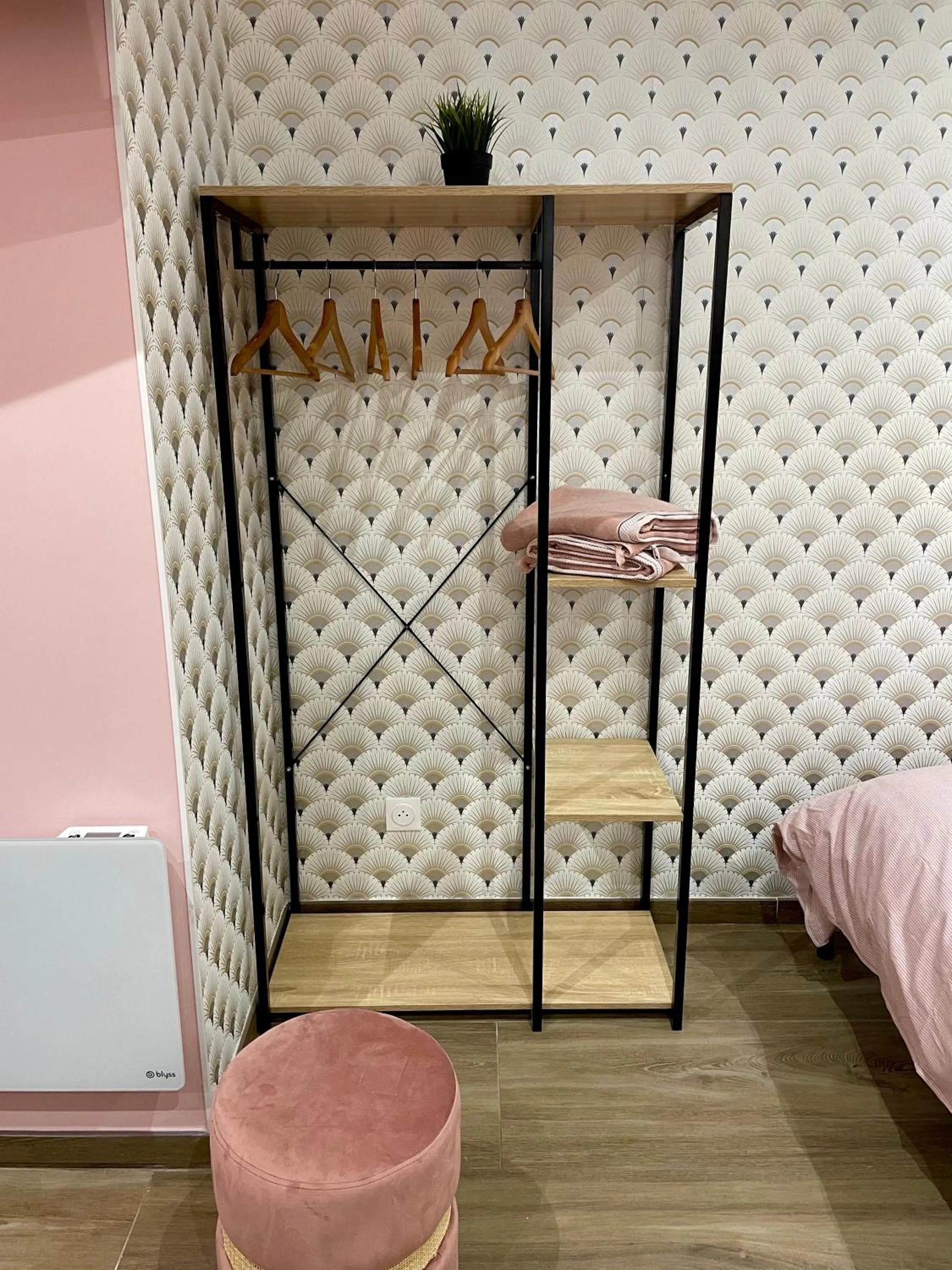 Bed in Capstay Color Valenciennes & Netflix