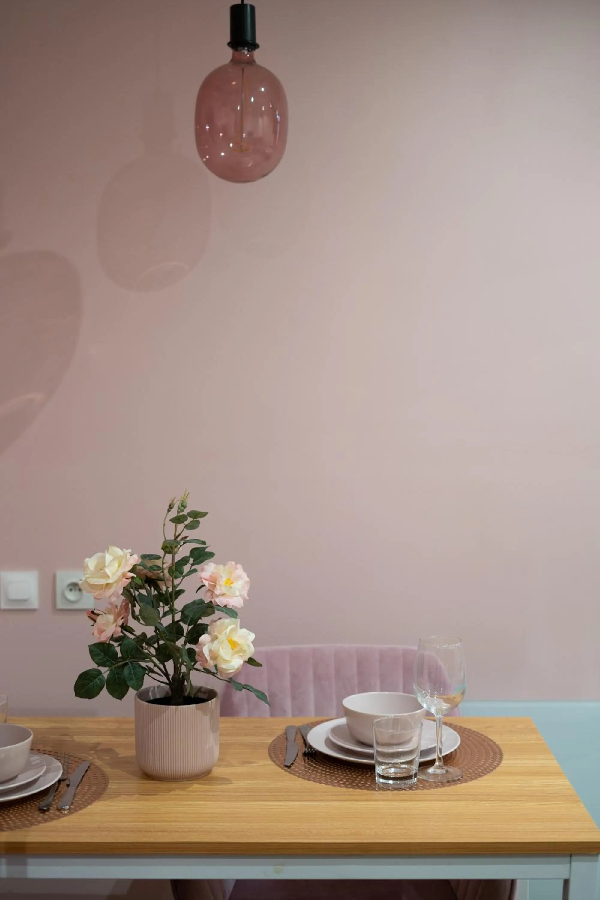 Decorative detail in Capstay Color Valenciennes & Netflix