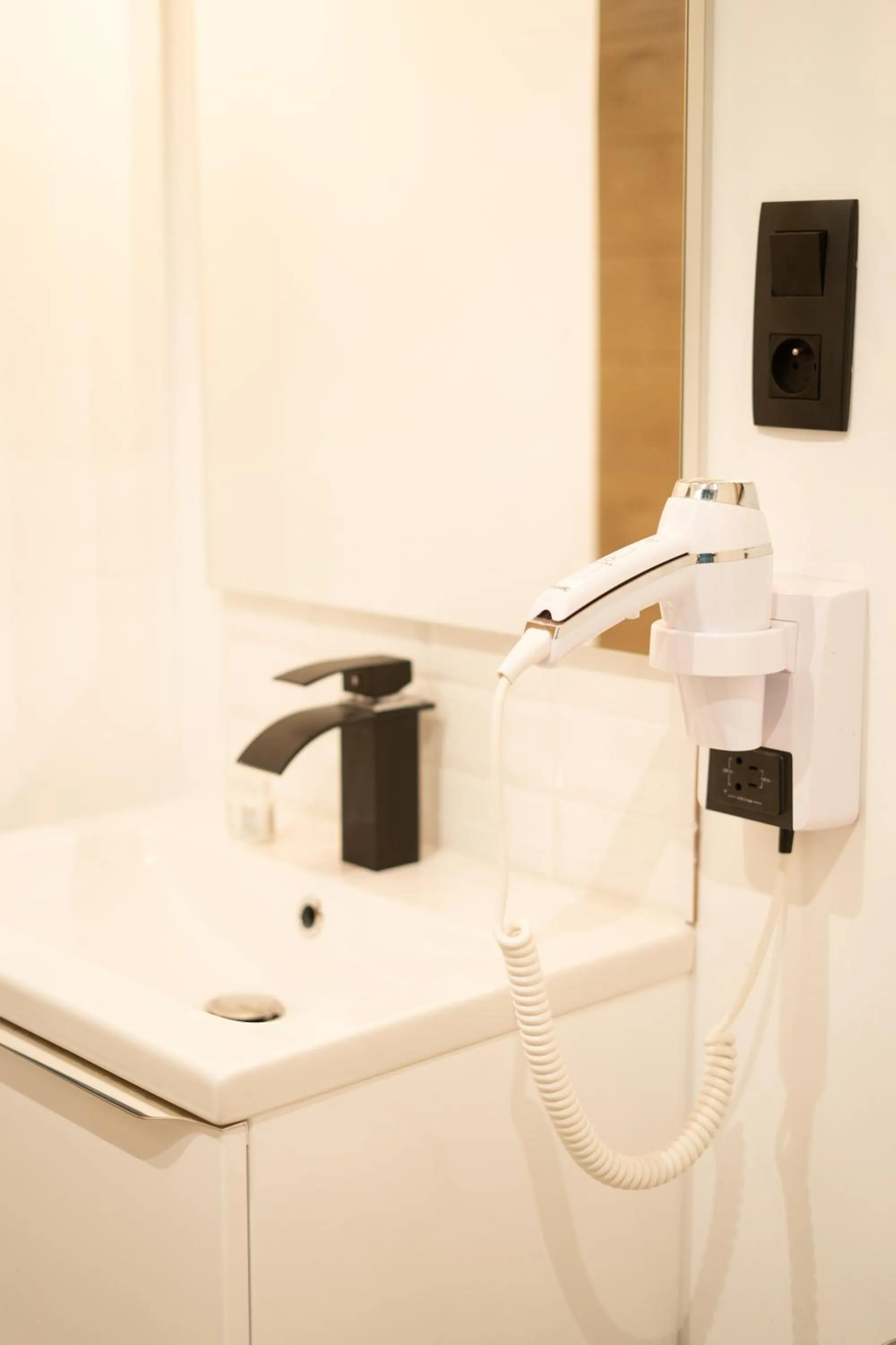 Bathroom in Capstay Color Valenciennes & Netflix