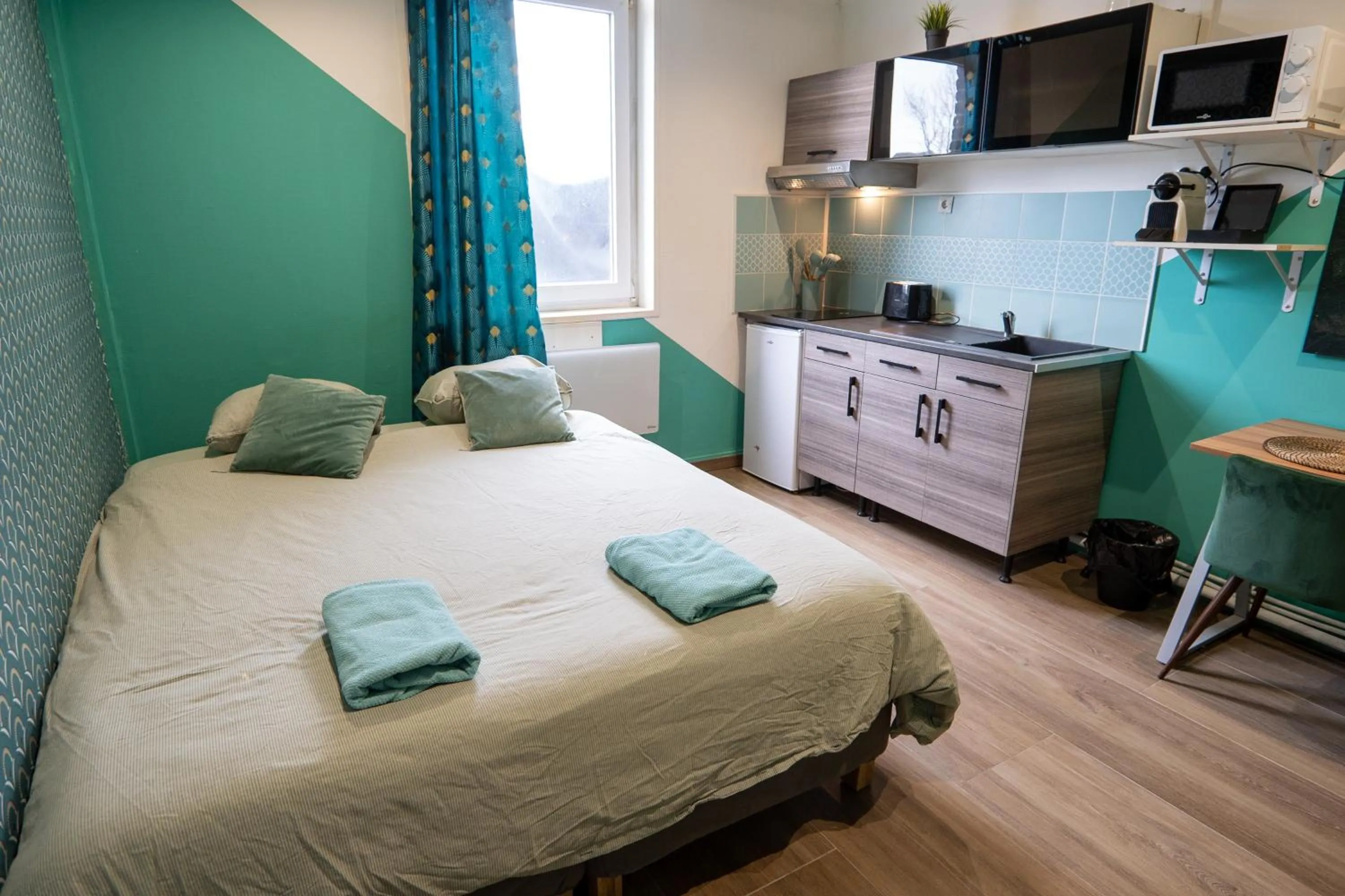 Bed in Capstay Color Valenciennes & Netflix