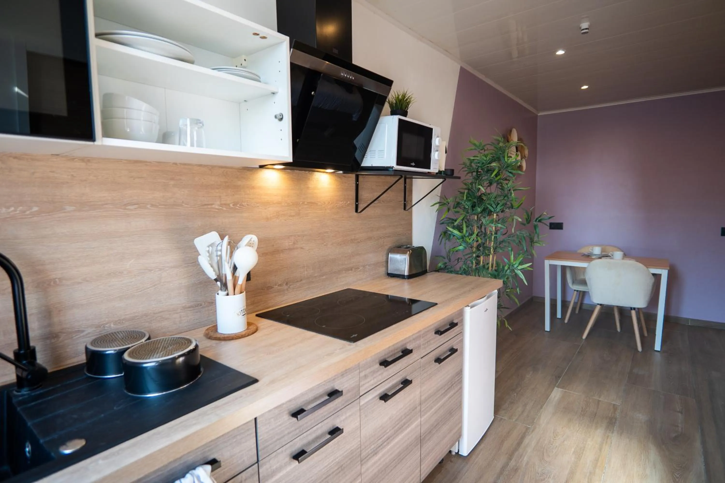kitchen in Capstay Color Valenciennes & Netflix