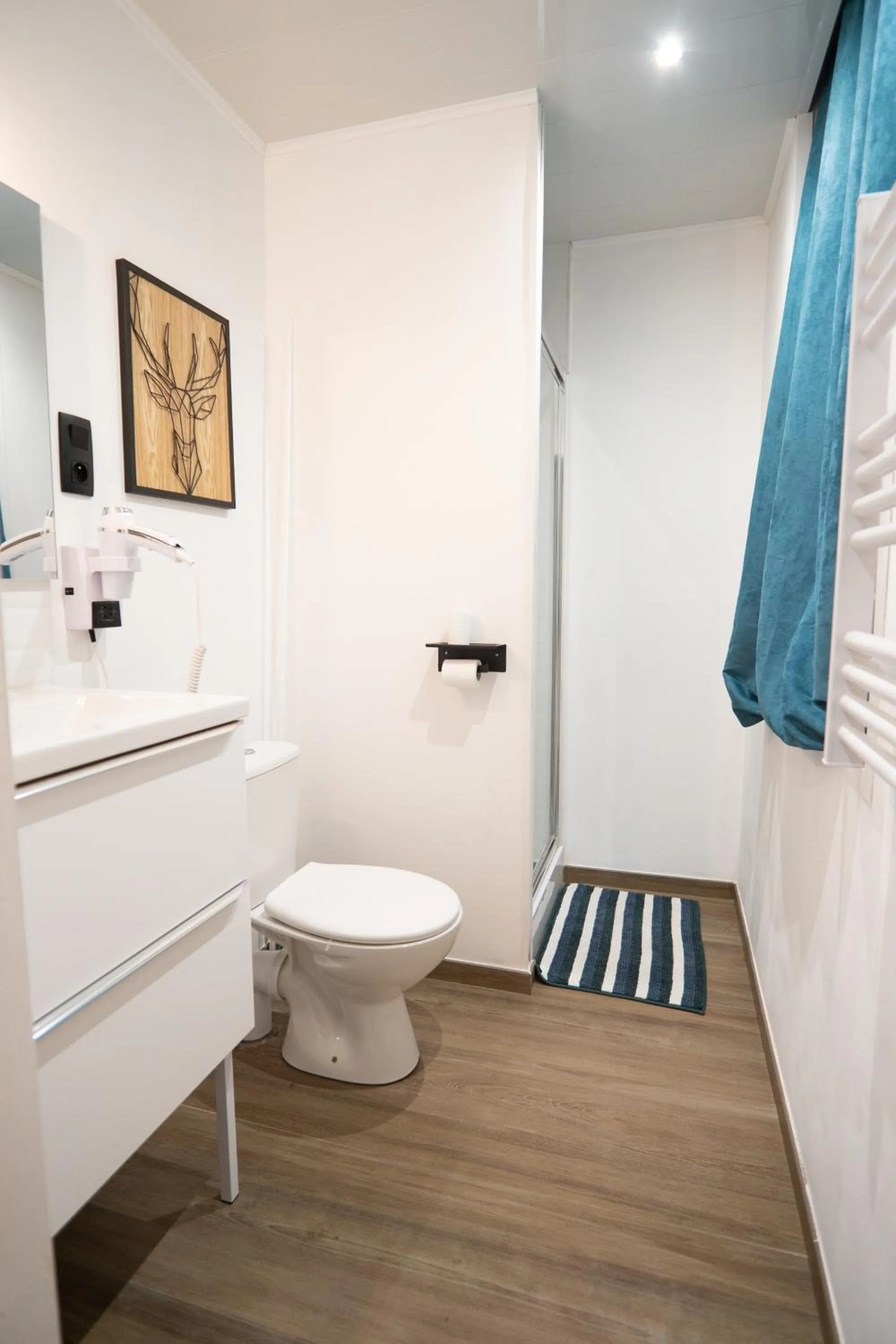 Bathroom in Capstay Color Valenciennes & Netflix