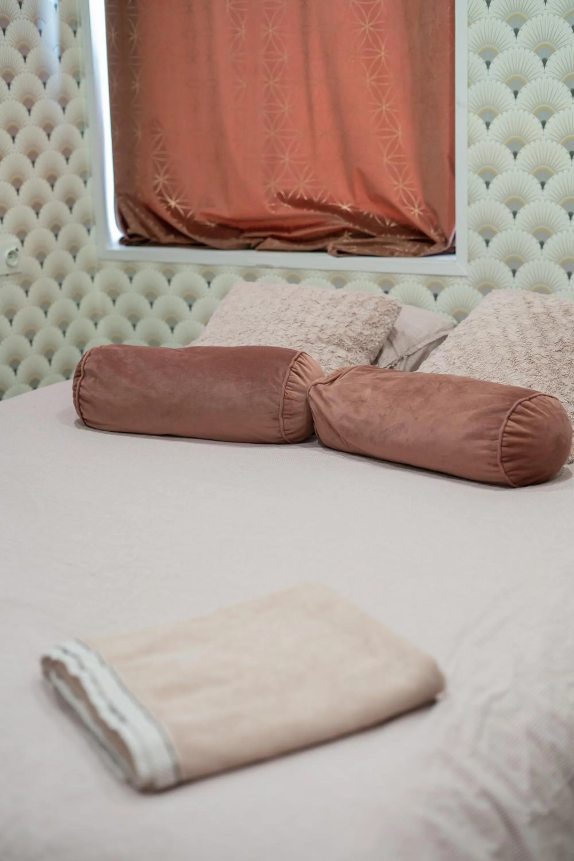 Decorative detail, Bed in Capstay Color Valenciennes & Netflix
