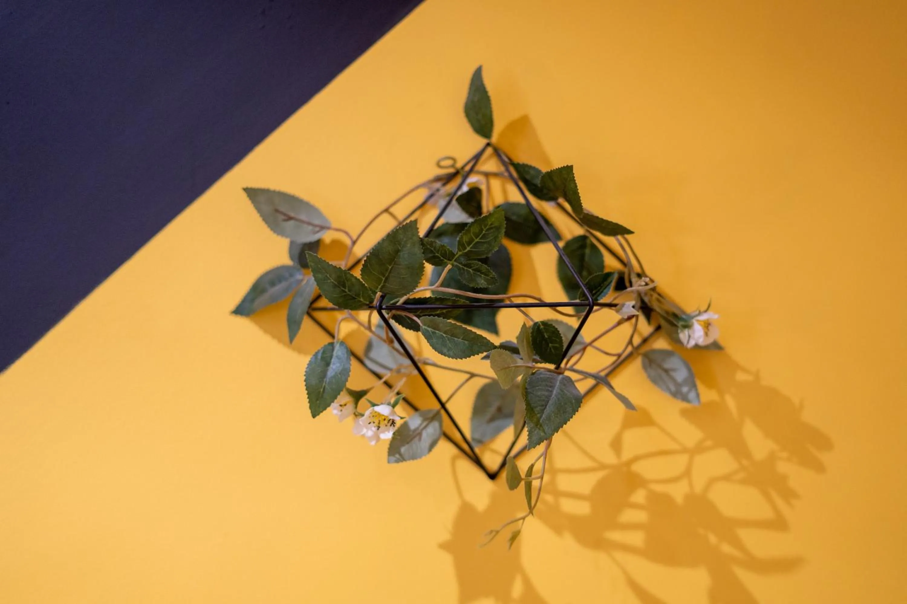 Decorative detail in Capstay Color Valenciennes & Netflix